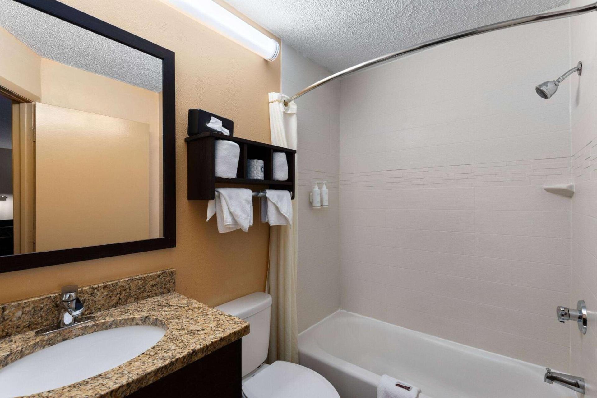 Super 8 by Wyndham Myrtle Beach/Market Common Area photo 12