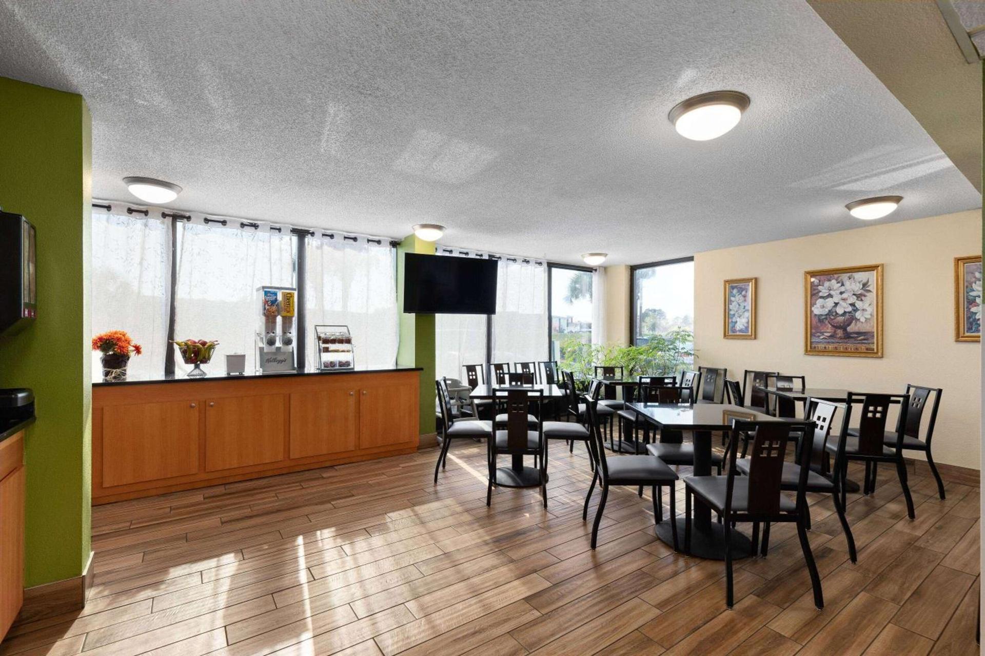 Super 8 by Wyndham Myrtle Beach/Market Common Area photo 16
