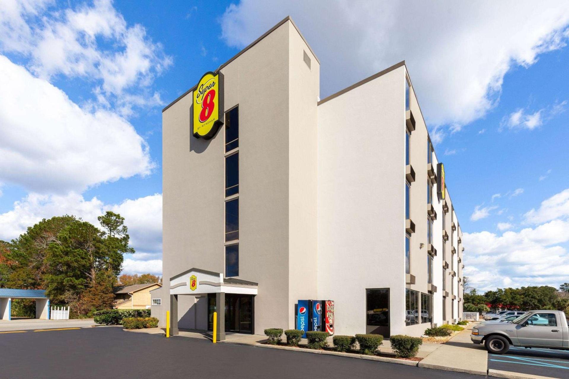 Super 8 by Wyndham Myrtle Beach/Market Common Area photo 1