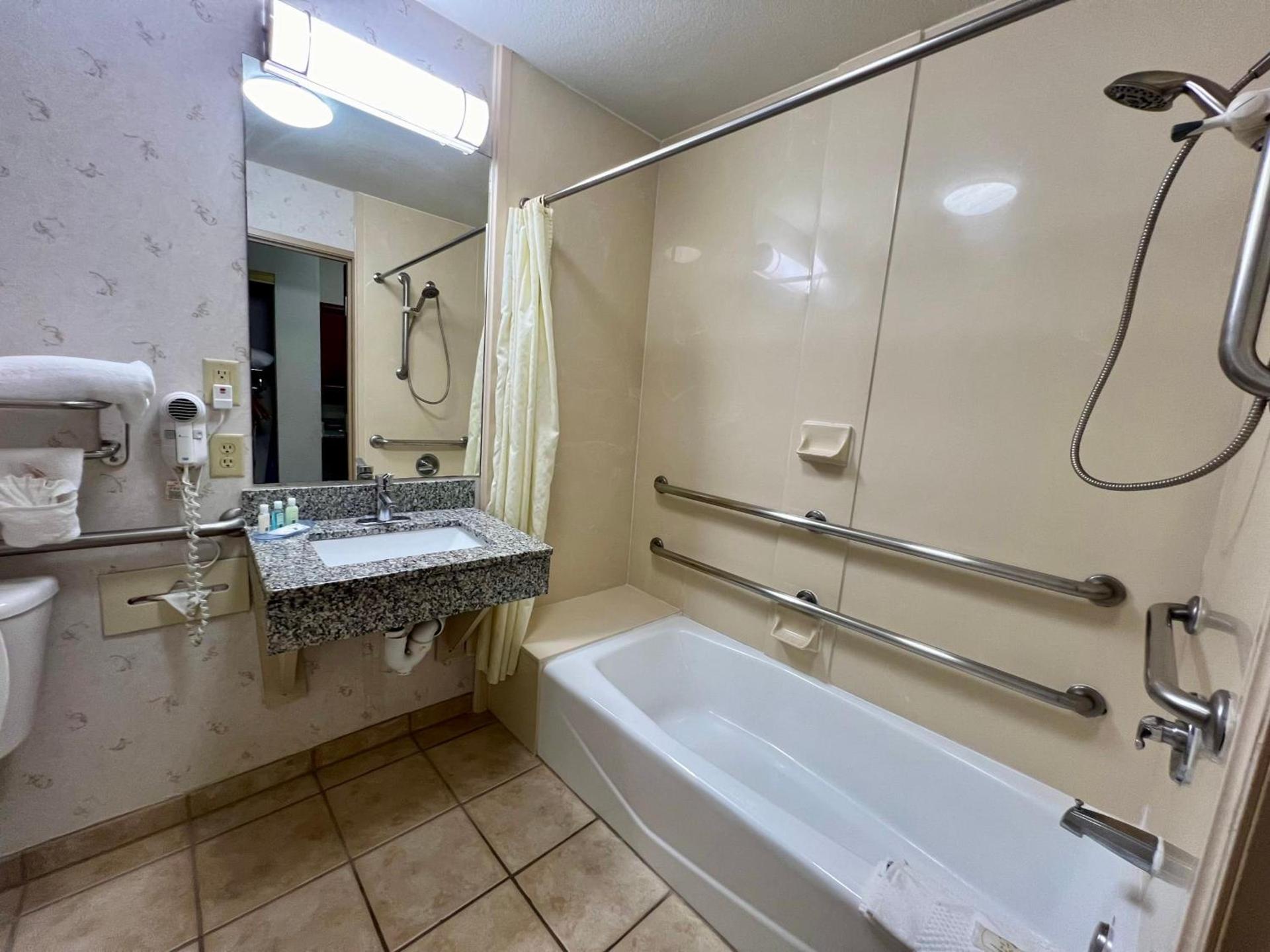 Quality Inn & Suites Near University photo 13