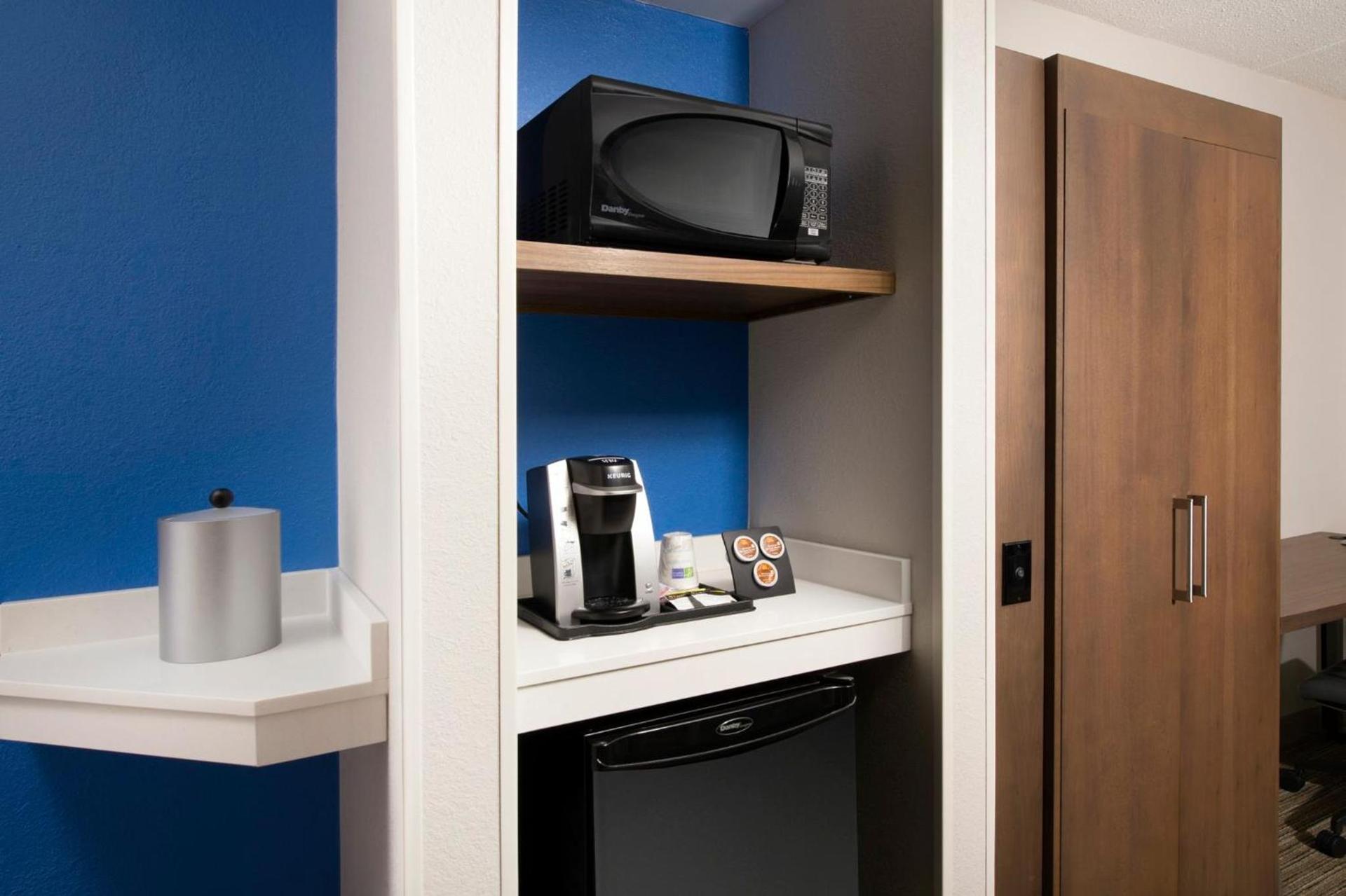 Holiday Inn Express & Suites Baltimore - BWI Airport North by IHG photo 45
