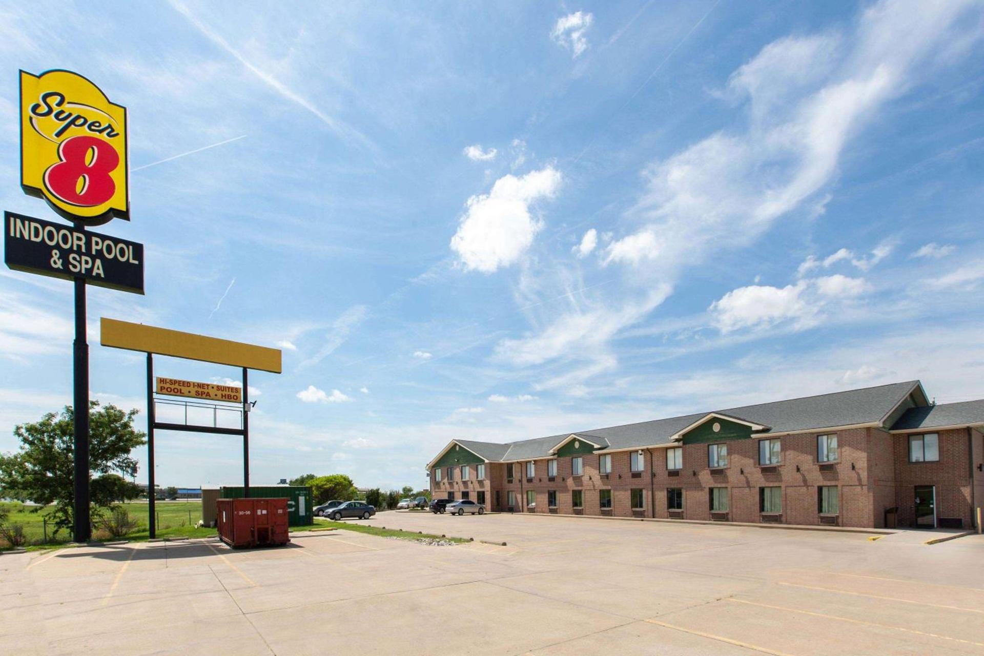 Super 8 by Wyndham Salina I-70 photo 4