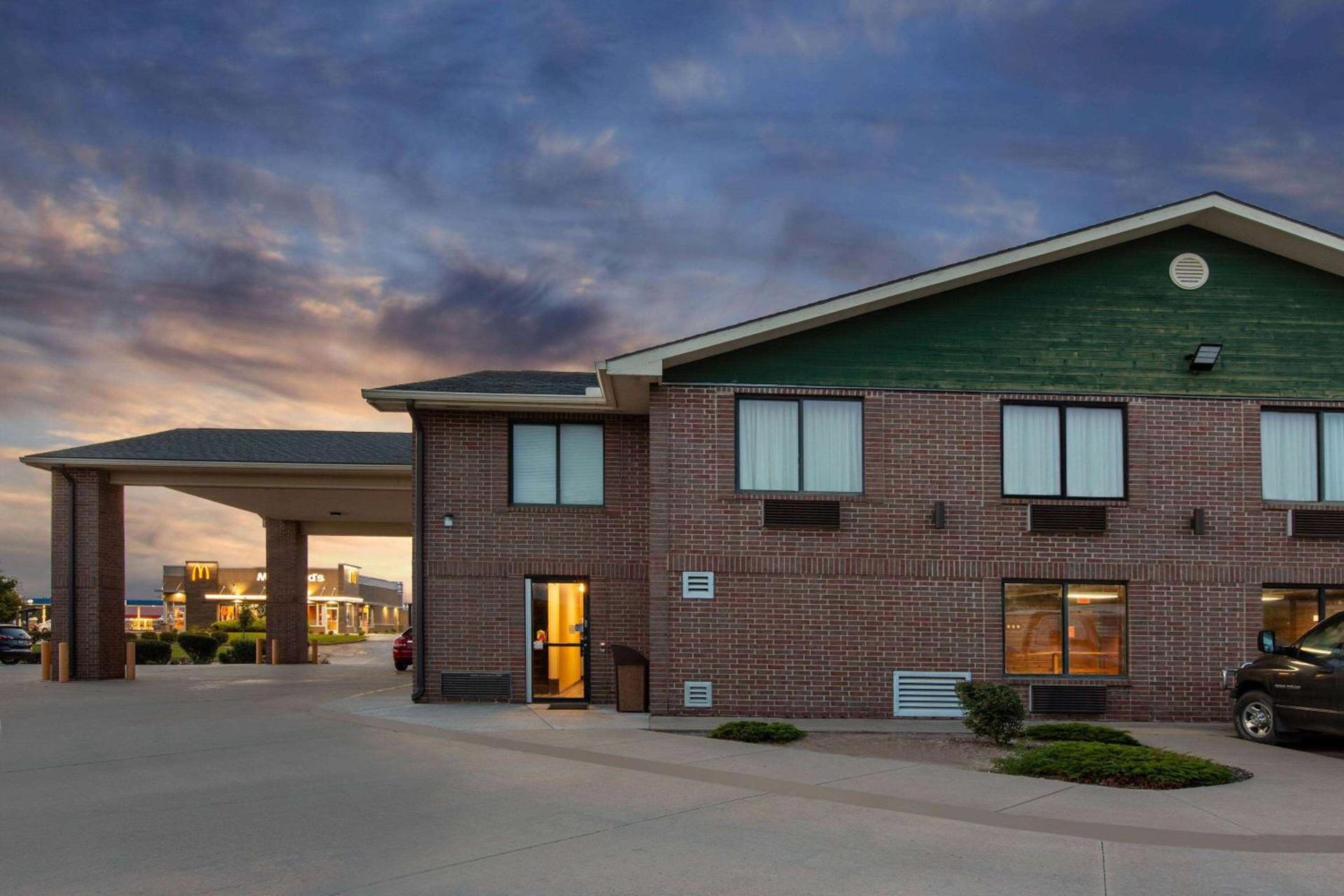 Super 8 by Wyndham Salina I-70 photo 3