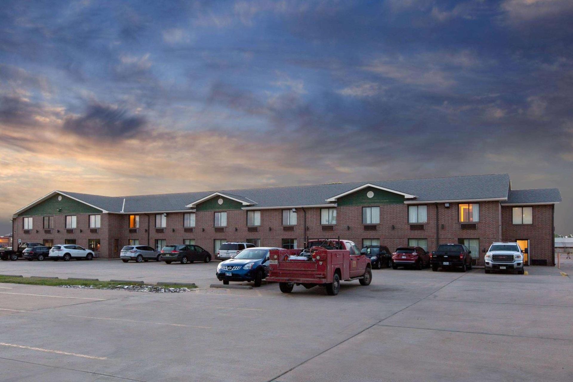 Super 8 by Wyndham Salina I-70 photo 2