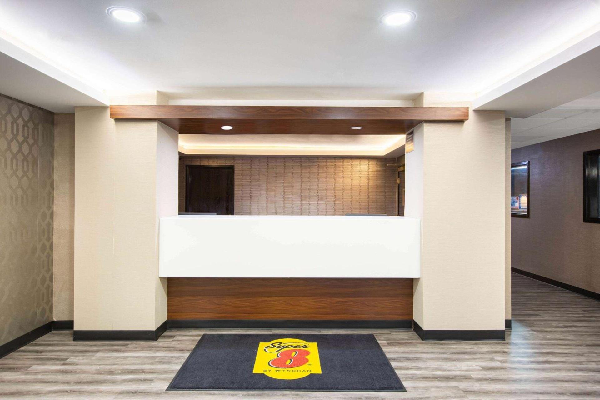 Super 8 by Wyndham Salina I-70 photo 6