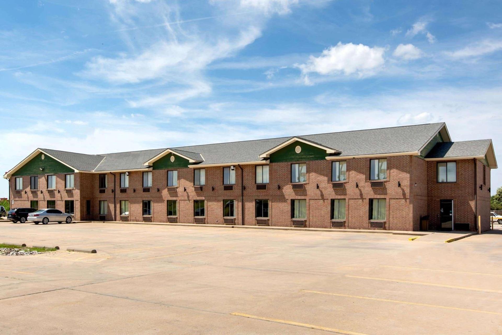 Super 8 by Wyndham Salina I-70 photo 5