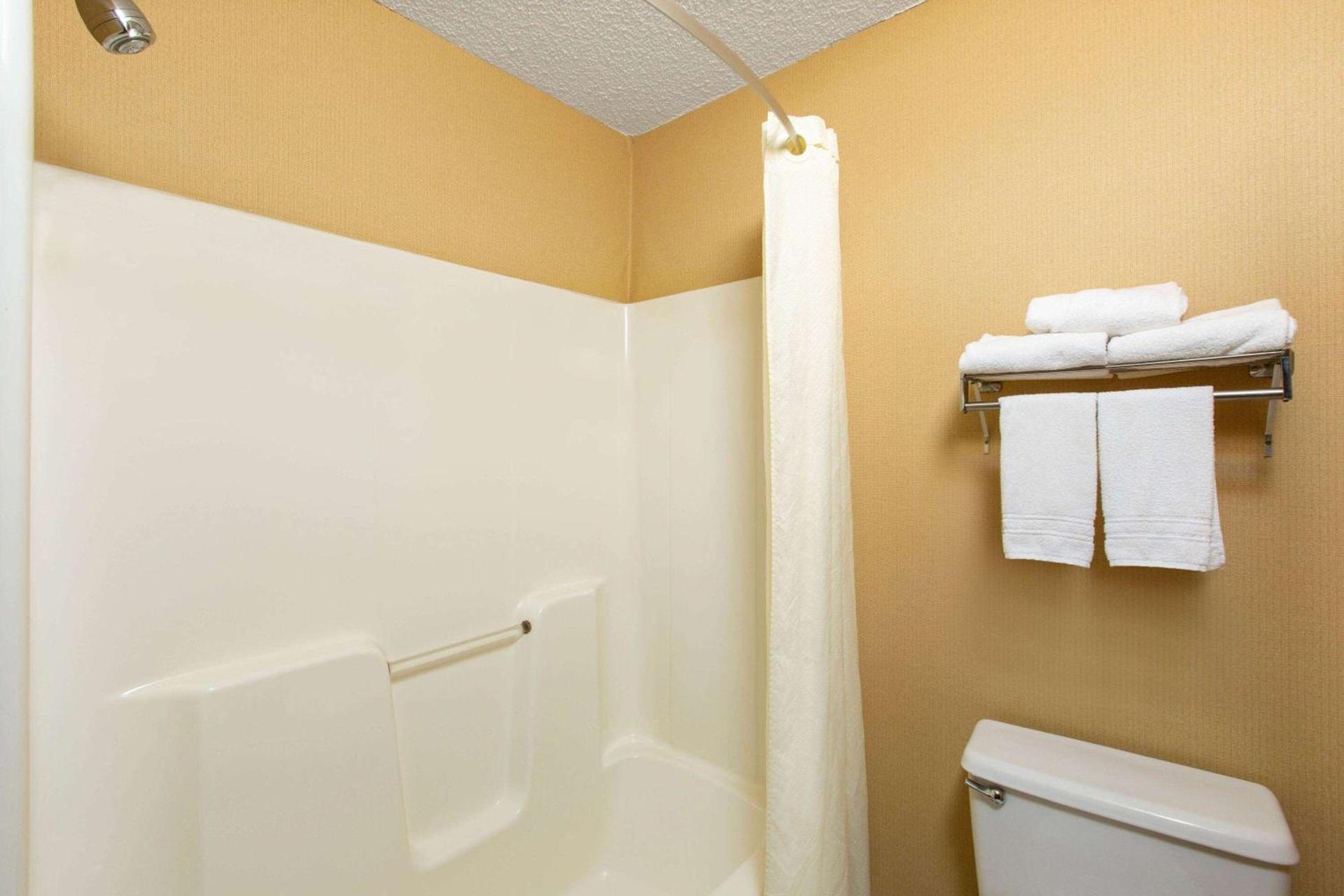 Super 8 by Wyndham Salina I-70 photo 24