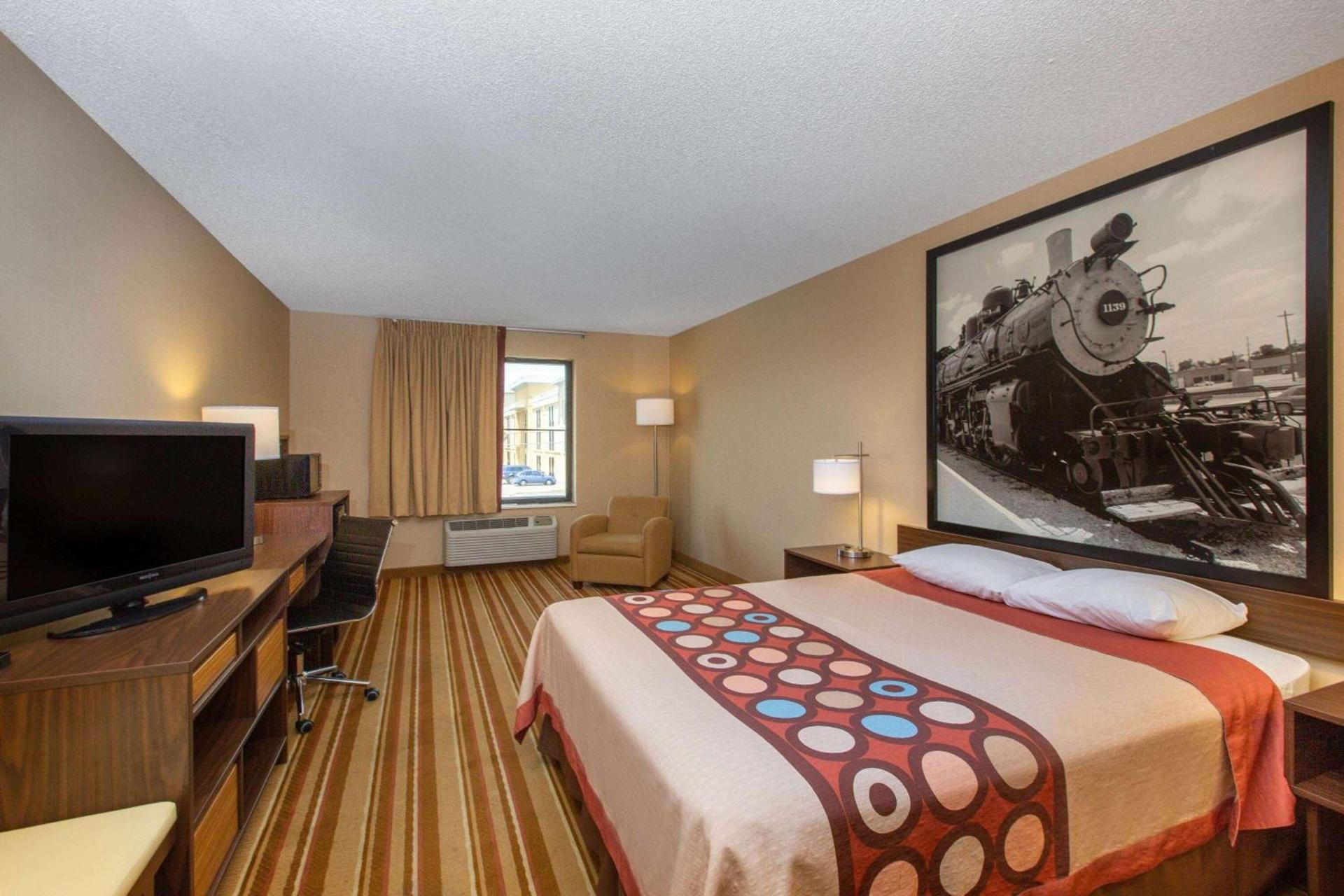 Super 8 by Wyndham Salina I-70 photo 21