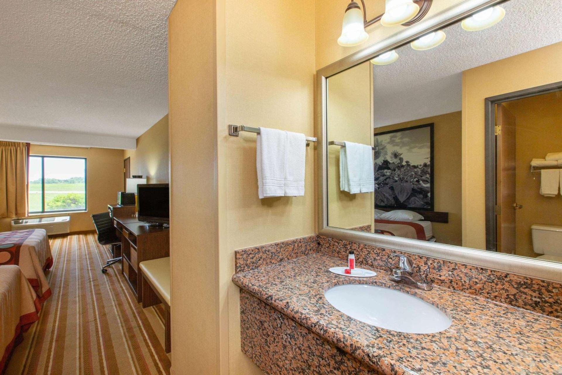 Super 8 by Wyndham Salina I-70 photo 23