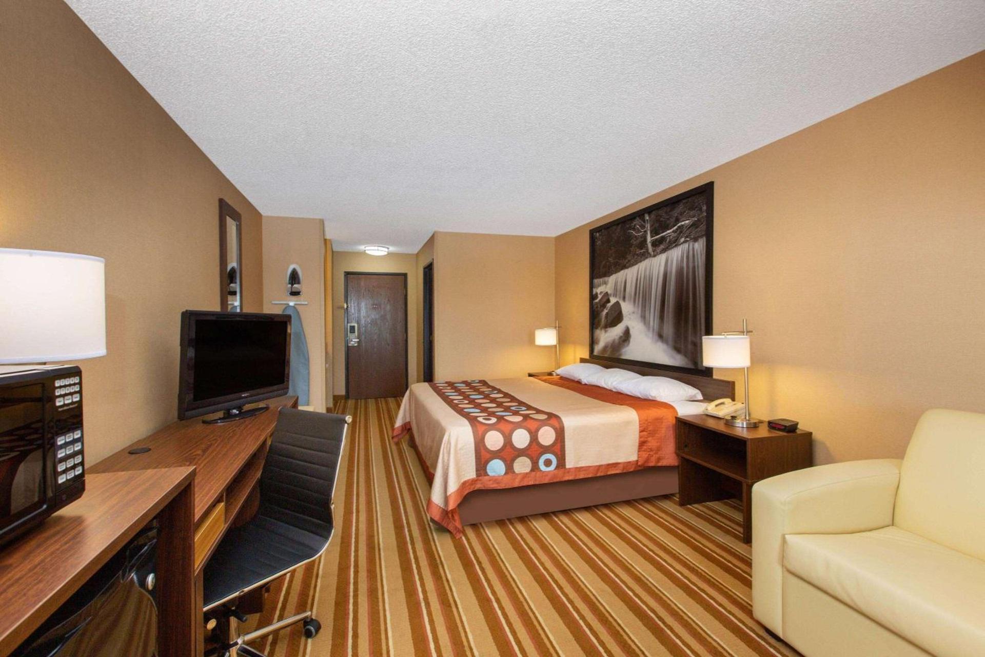 Super 8 by Wyndham Salina I-70 photo 31