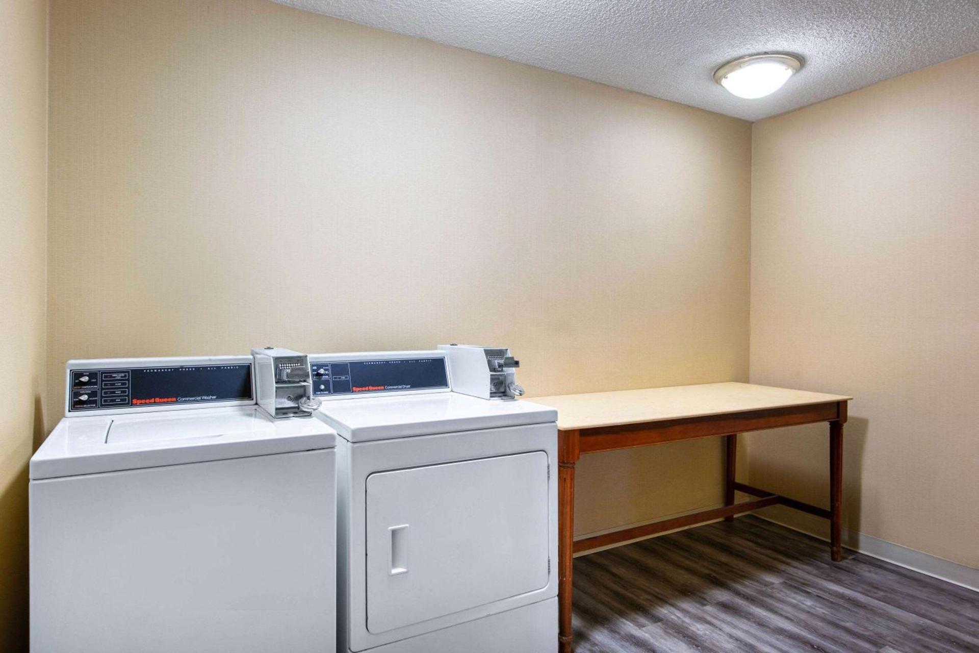 Super 8 by Wyndham Salina I-70 photo 33