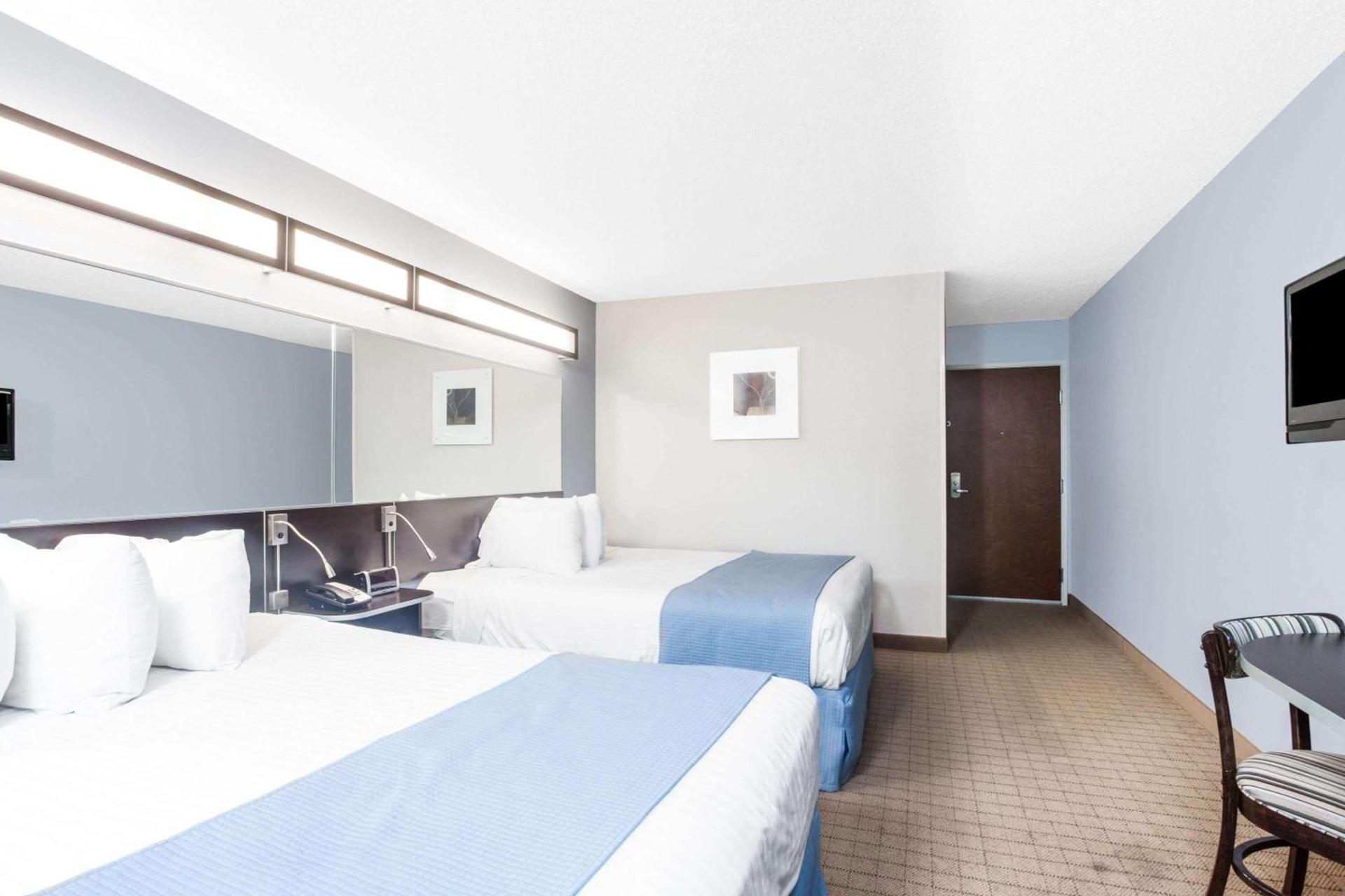 Microtel Inn & Suites Bath photo 10