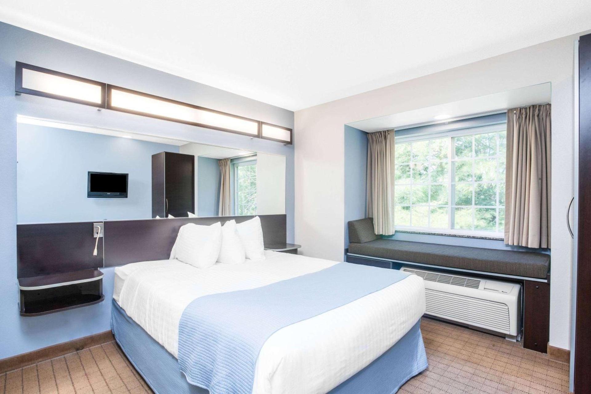 Microtel Inn & Suites Bath photo 6
