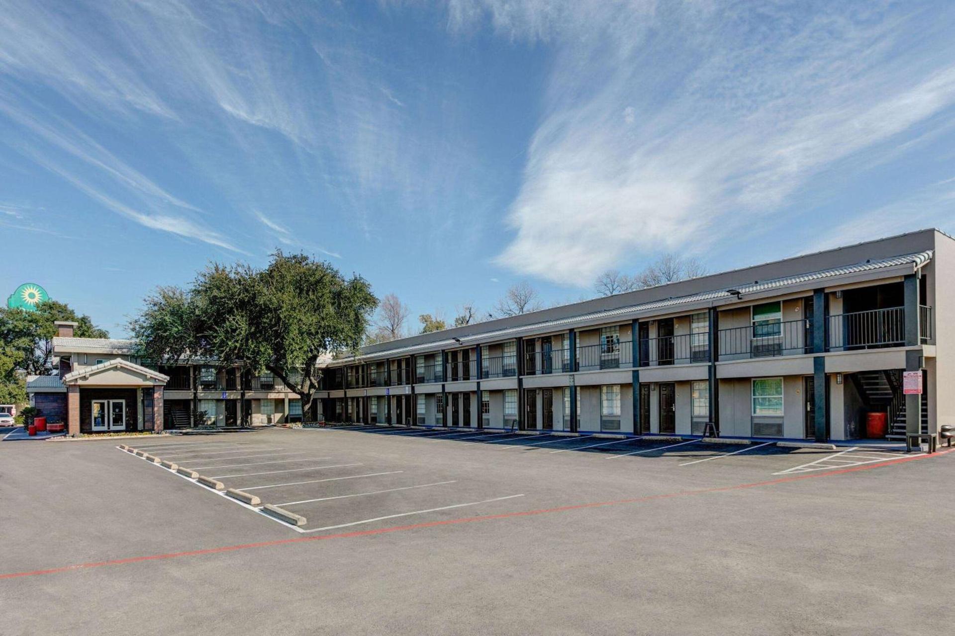 La Quinta Inn by Wyndham Dallas Uptown photo 2