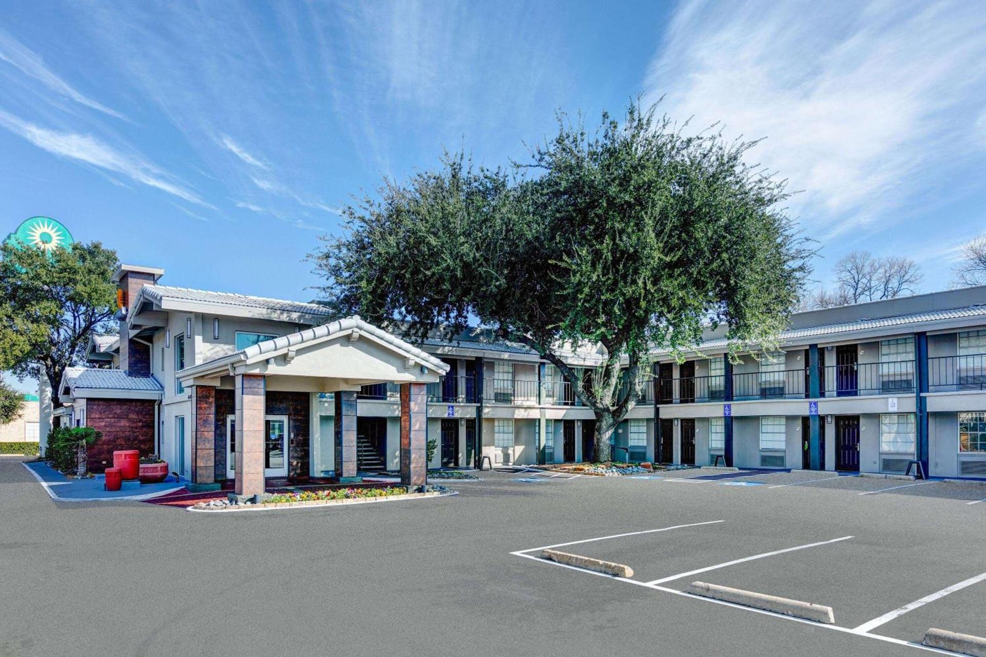 La Quinta Inn by Wyndham Dallas Uptown photo 3