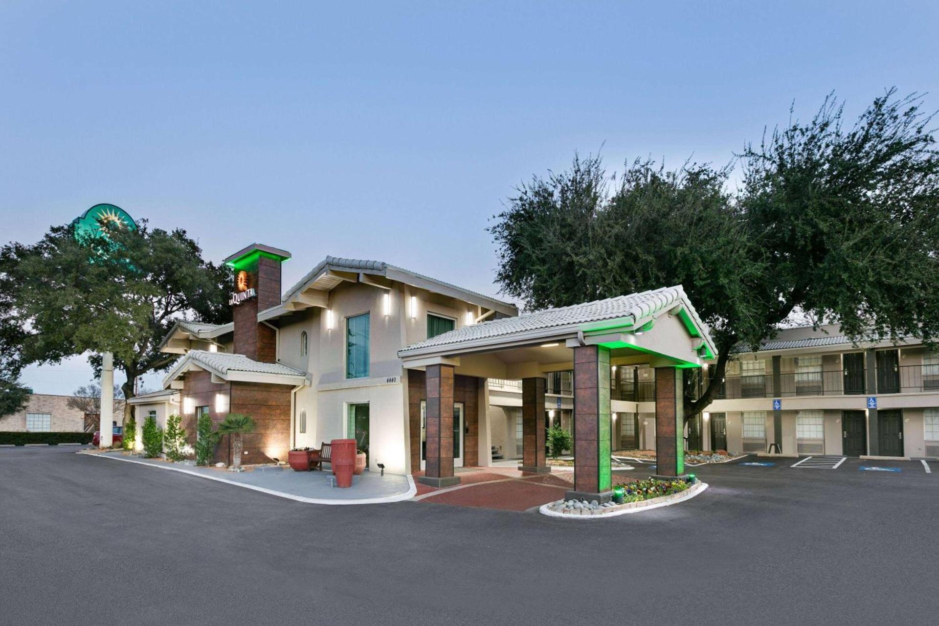 La Quinta Inn by Wyndham Dallas Uptown photo 1