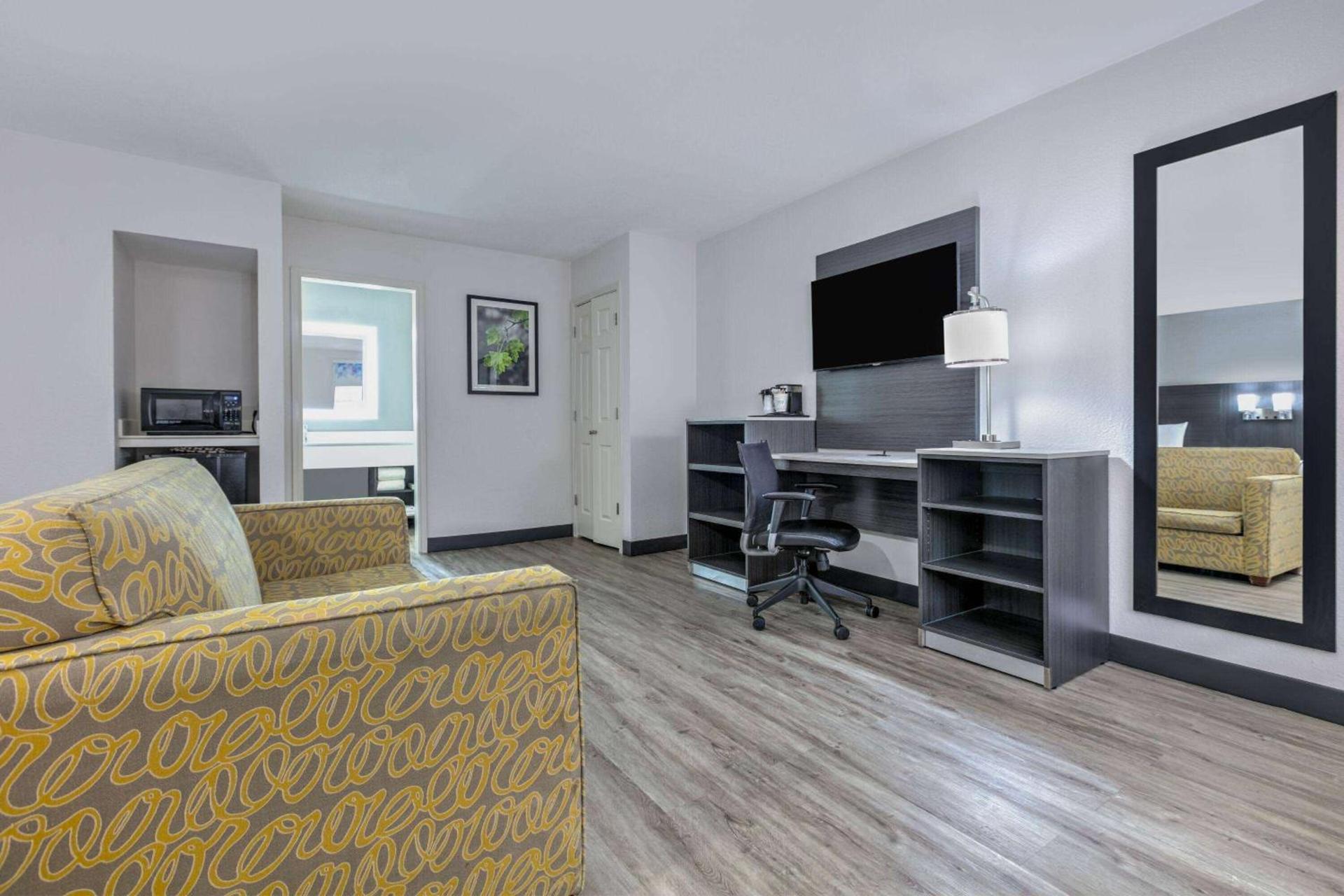 La Quinta Inn by Wyndham Dallas Uptown photo 8