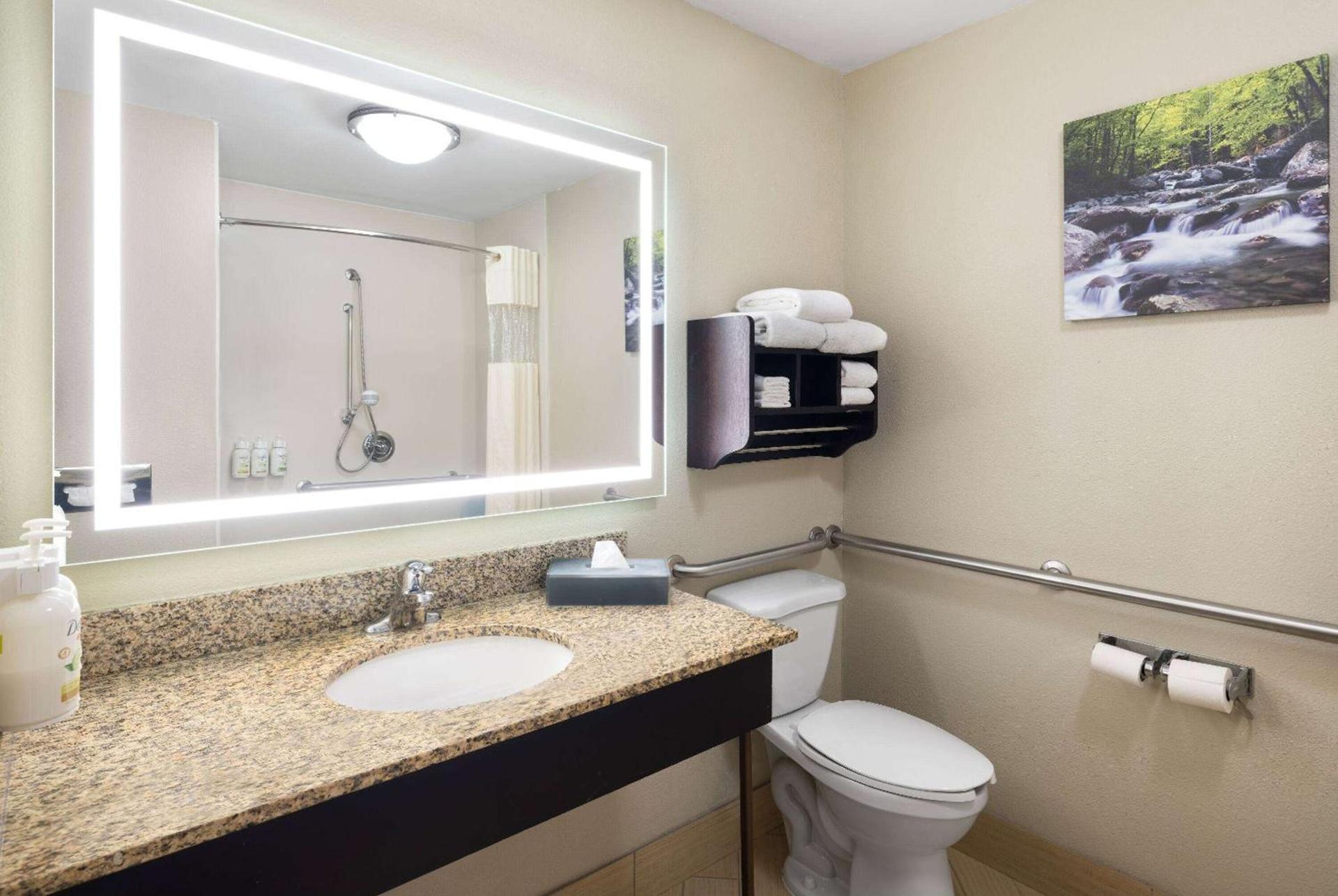 La Quinta by Wyndham Knoxville Airport photo 12