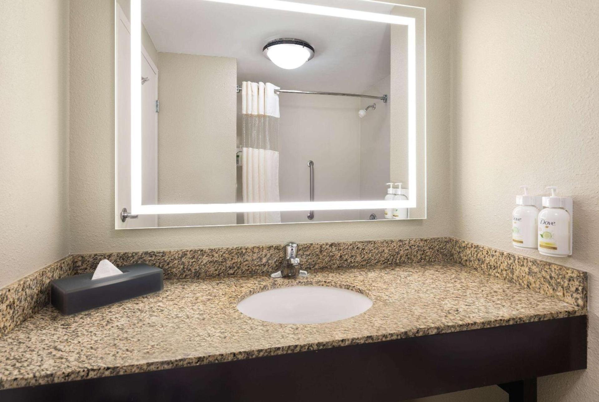 La Quinta by Wyndham Knoxville Airport photo 22