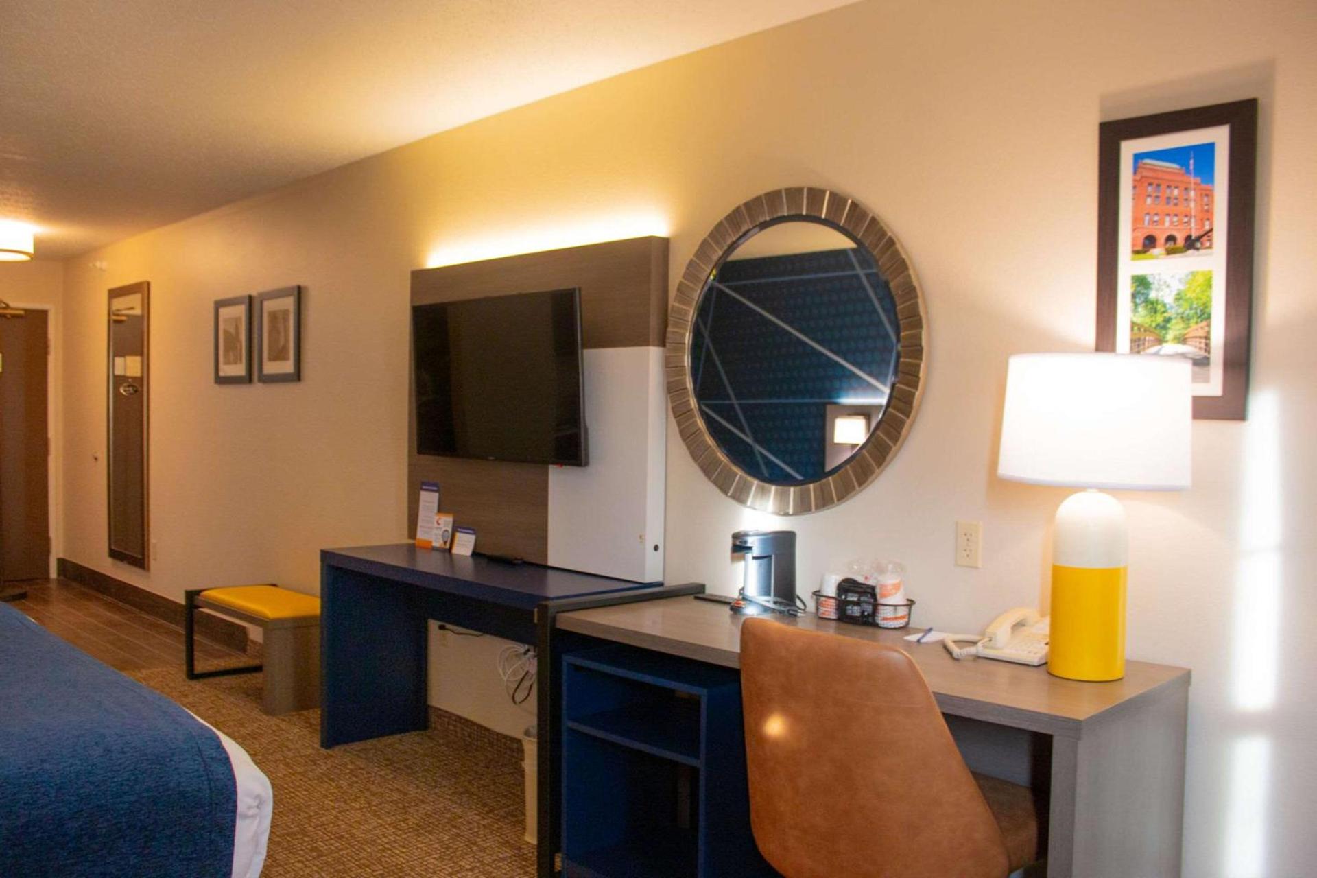 Comfort Inn & Suites Geneva- West Chicago photo 27