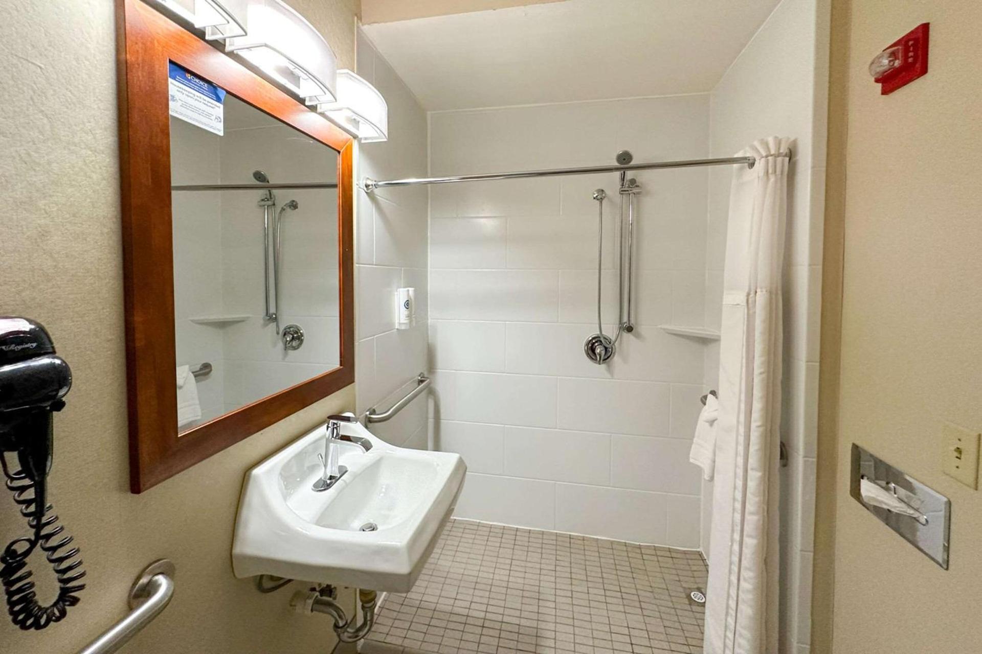 Comfort Inn & Suites Geneva- West Chicago photo 32