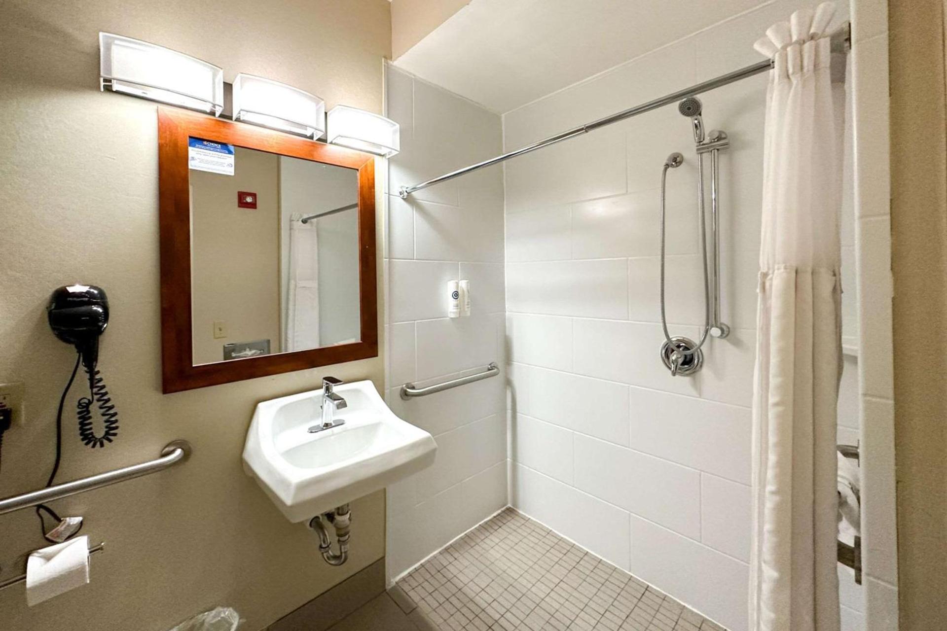Comfort Inn & Suites Geneva- West Chicago photo 33