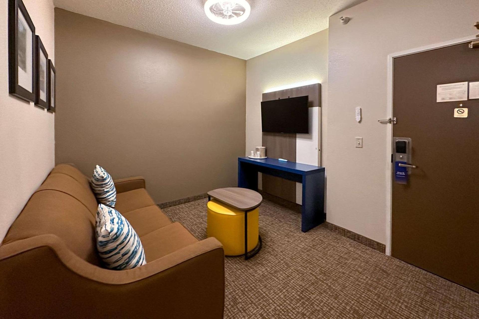 Comfort Inn & Suites Geneva- West Chicago photo 35