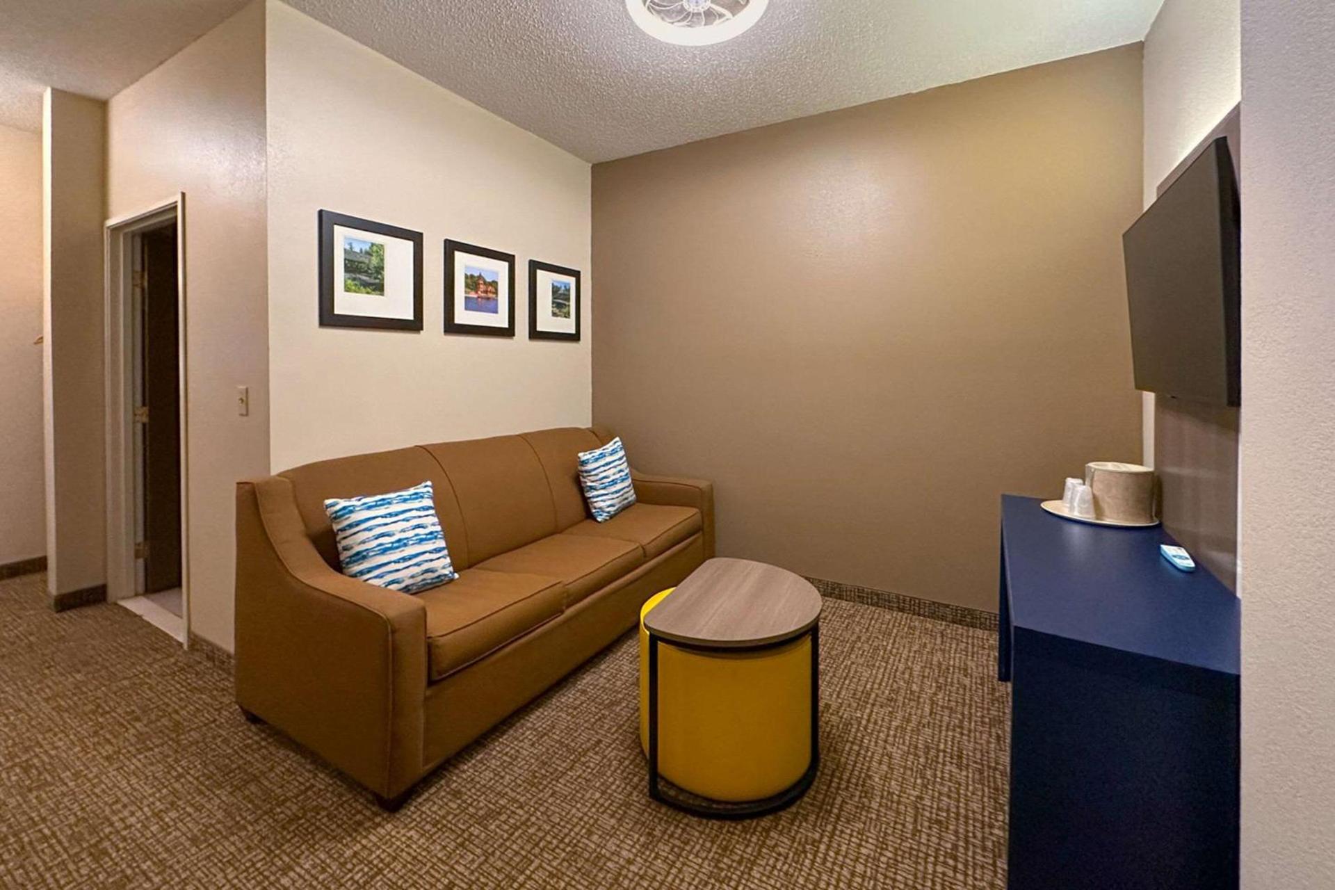 Comfort Inn & Suites Geneva- West Chicago photo 34