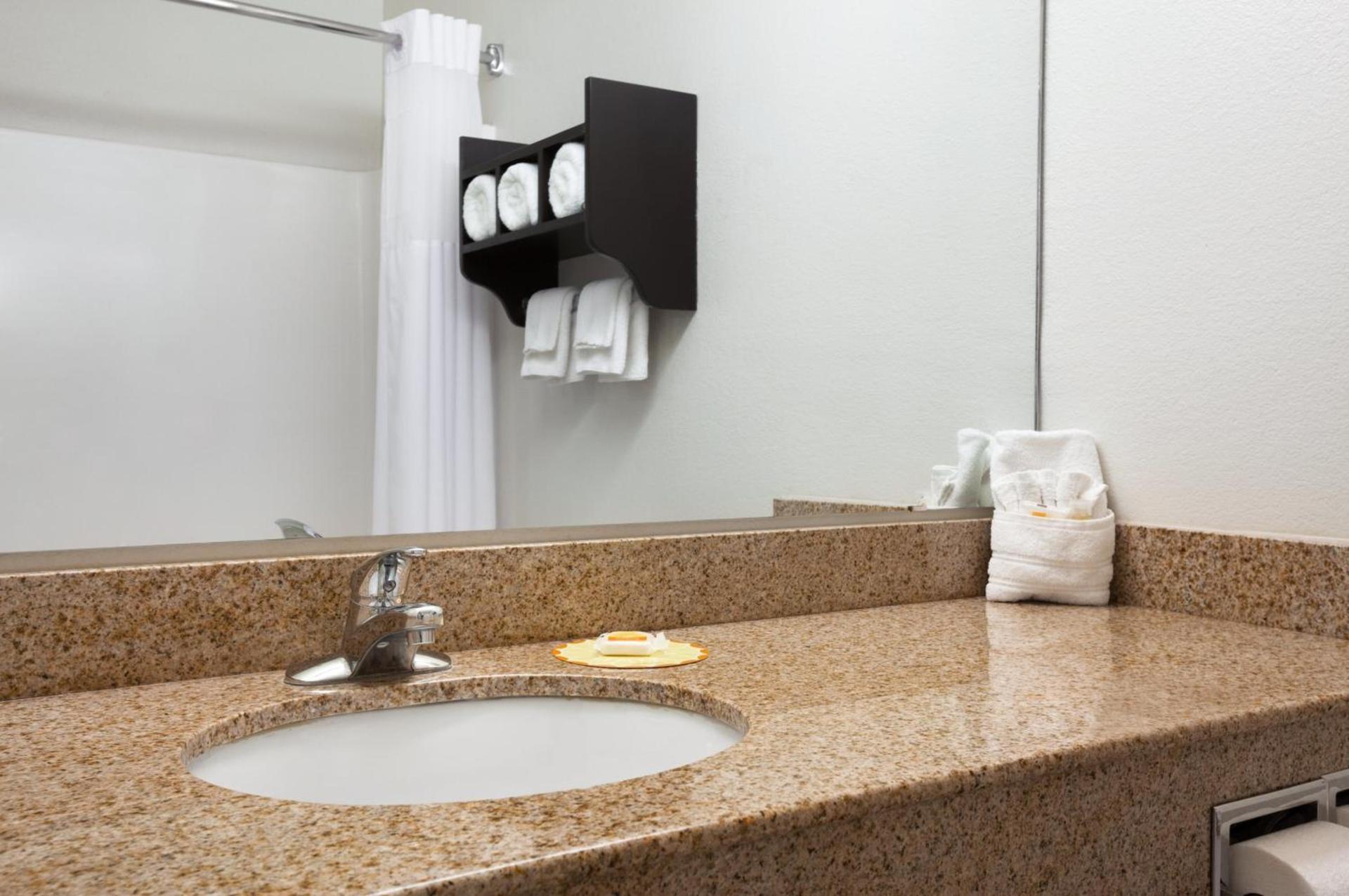 Days Inn & Suites by Wyndham Conroe North photo 25
