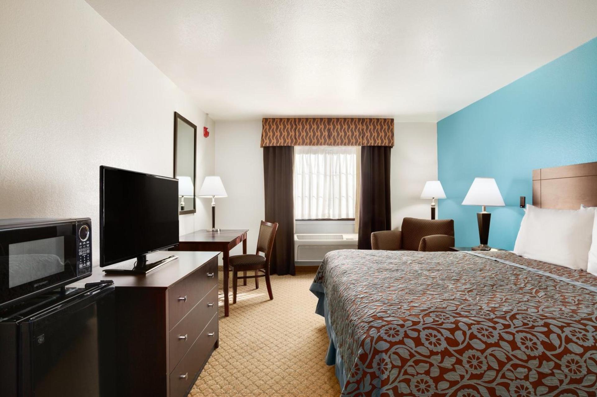 Days Inn & Suites by Wyndham Conroe North photo 12