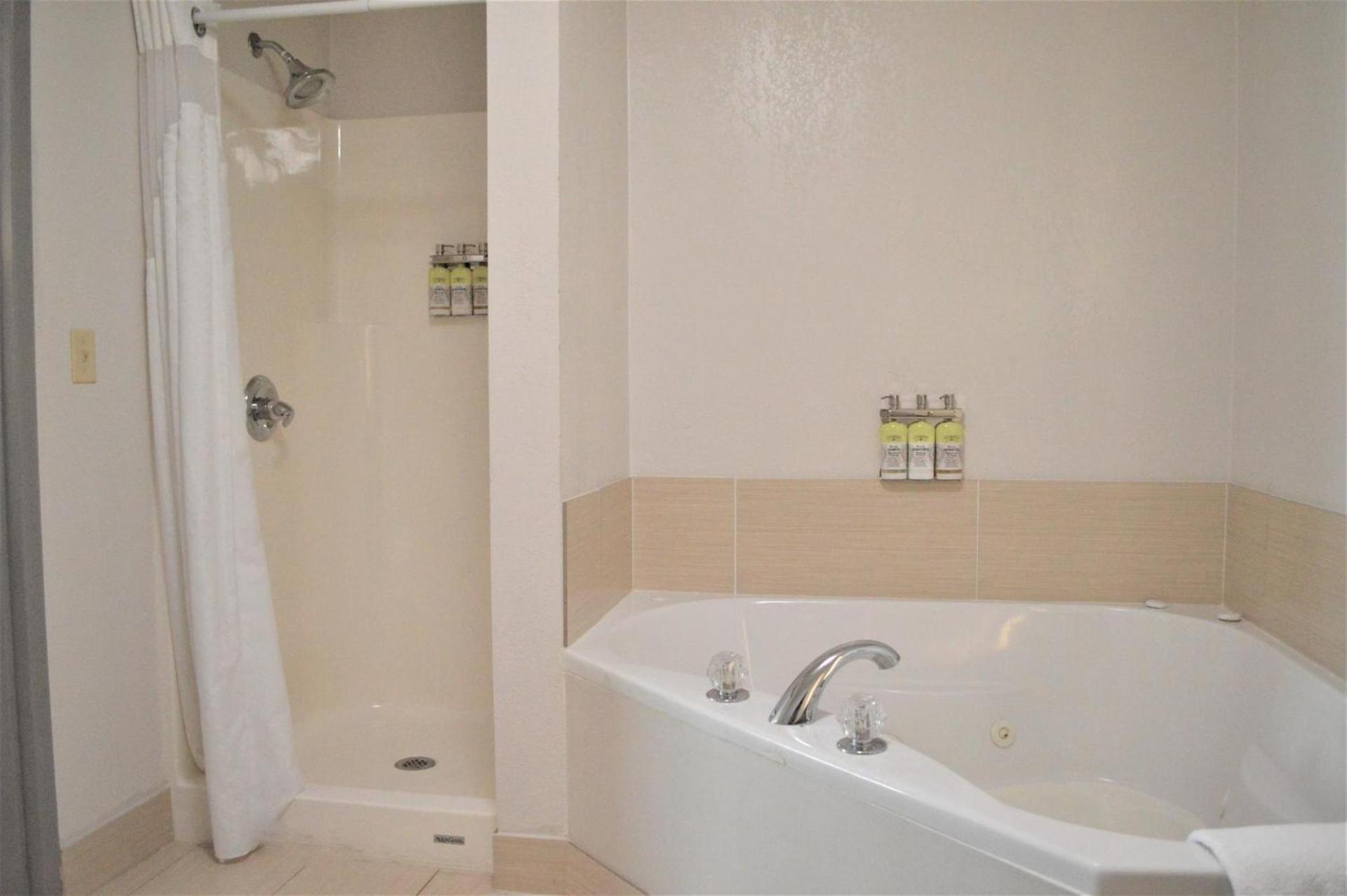 Holiday Inn Express & Suites Batesville by IHG photo 17