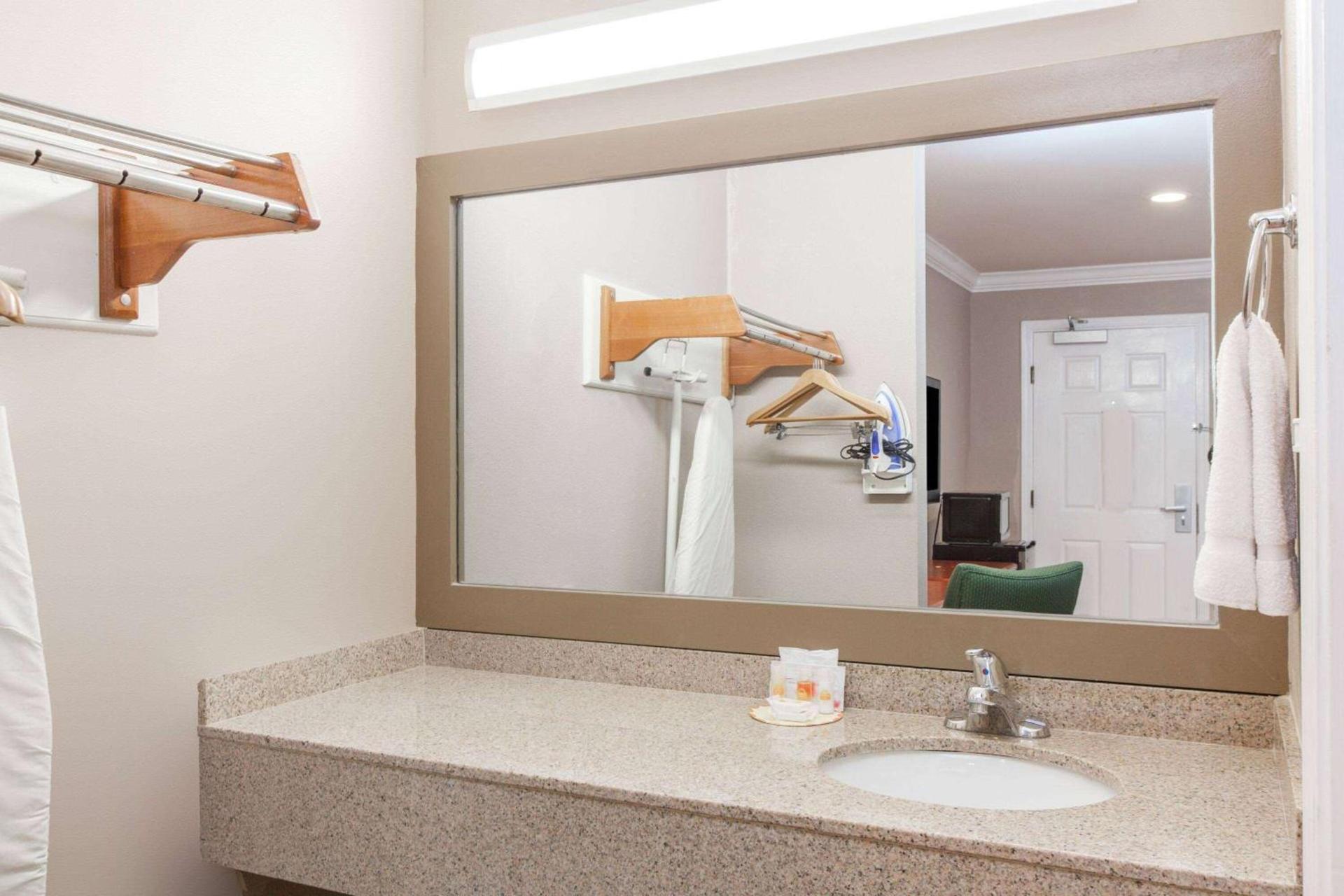 Days Inn by Wyndham San Francisco S/Oyster Point Airport photo 11