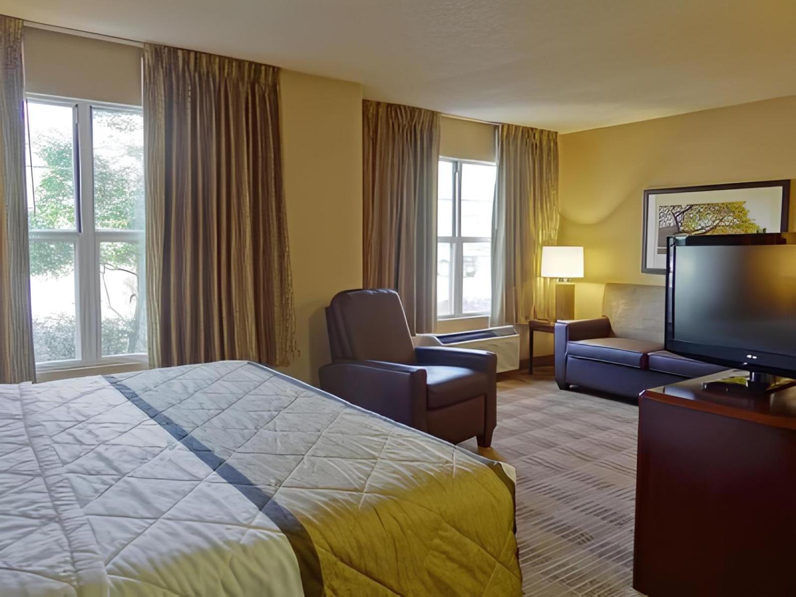 Candlewood Suites Houston Space Center - Webster photo 10