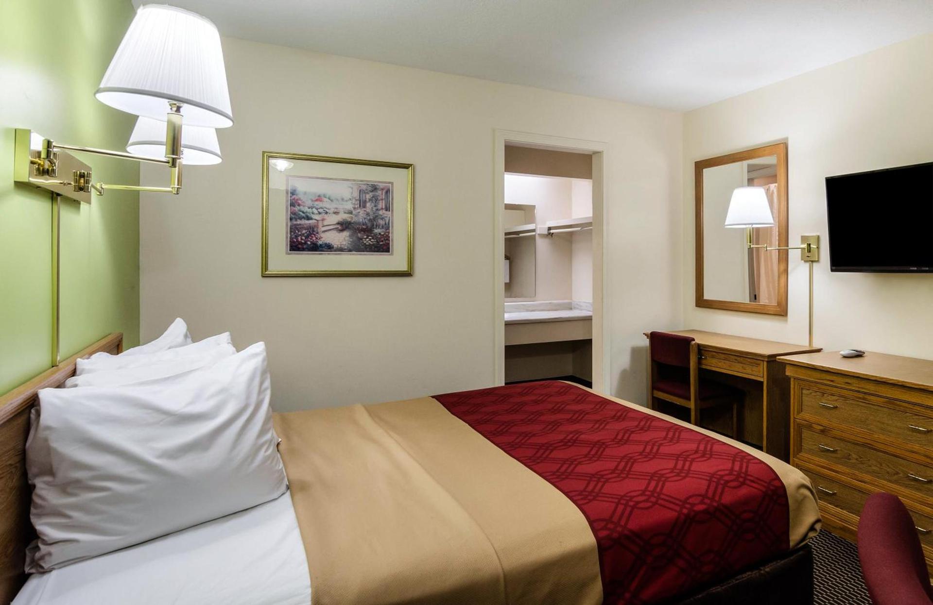 Econo Lodge Lawrence near University photo 32