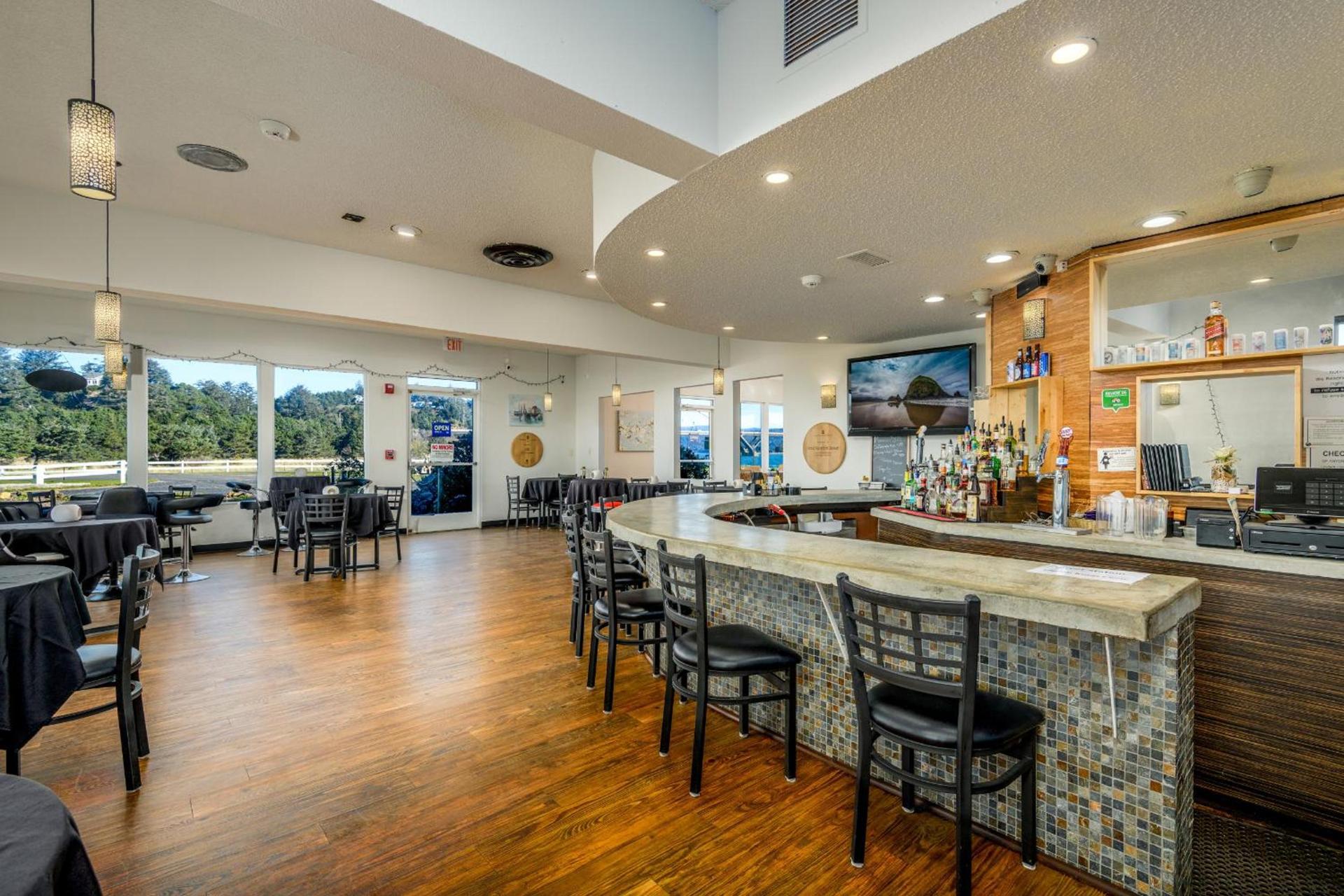 Waldport Bayfront Hotel & Restaurant photo 40