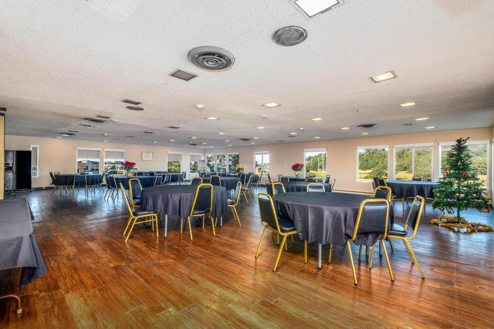 Waldport Bayfront Hotel & Restaurant photo 46