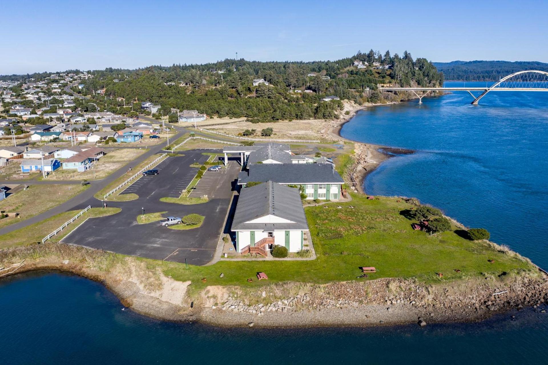 Waldport Bayfront Hotel & Restaurant photo 55
