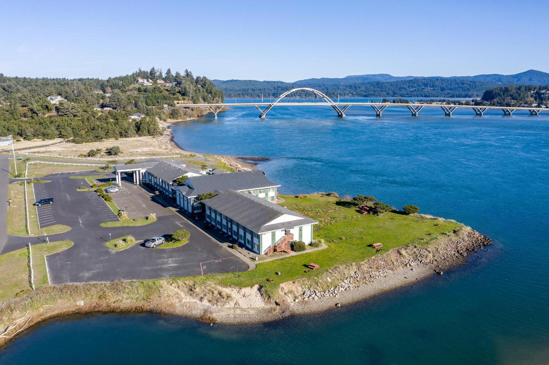 Waldport Bayfront Hotel & Restaurant photo 56