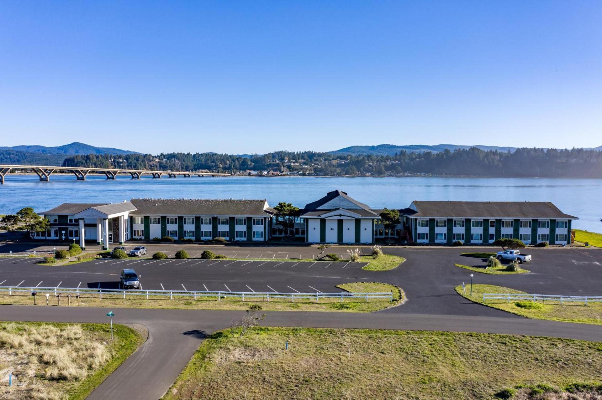 Waldport Bayfront Hotel & Restaurant photo 62