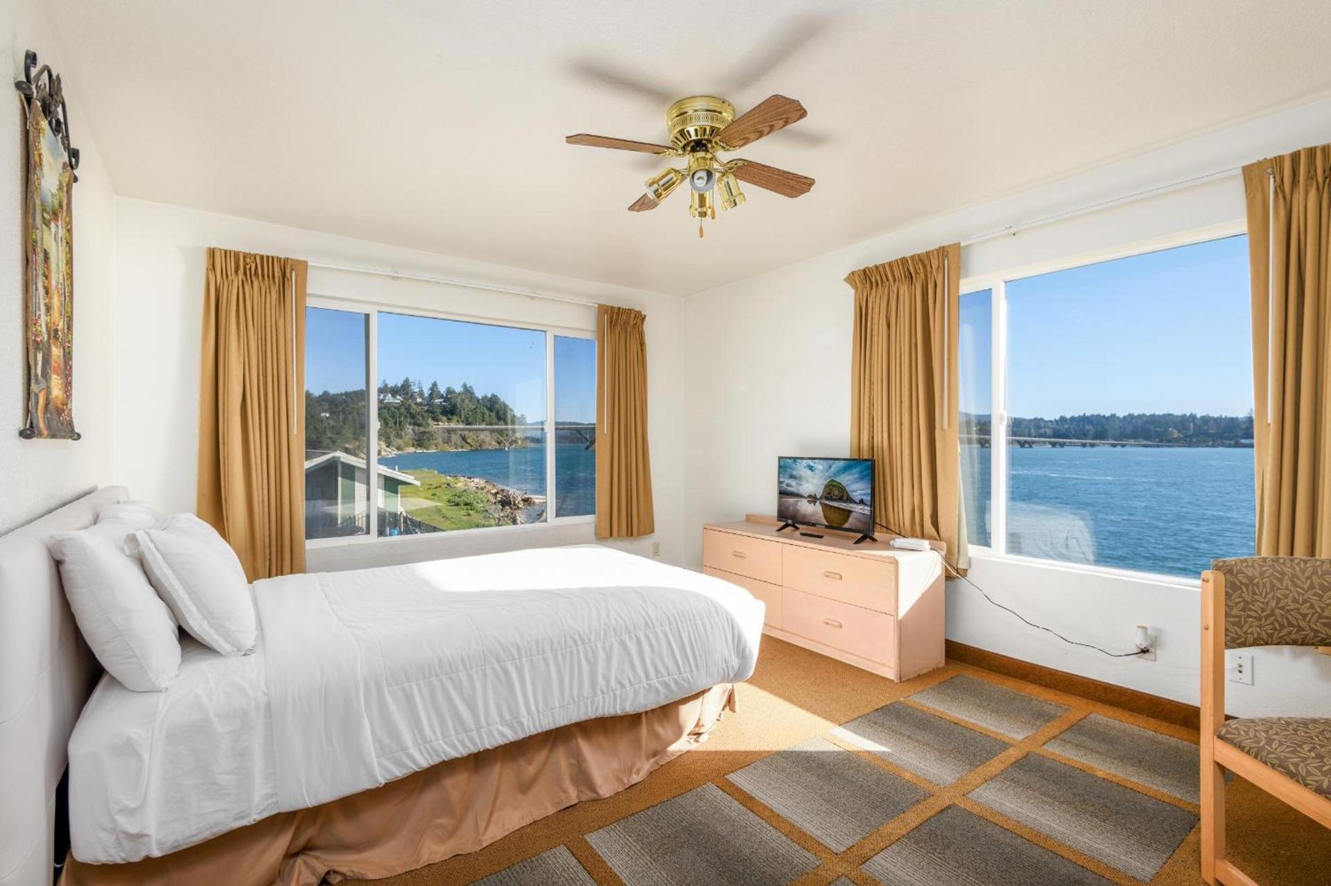 Waldport Bayfront Hotel & Restaurant photo 66