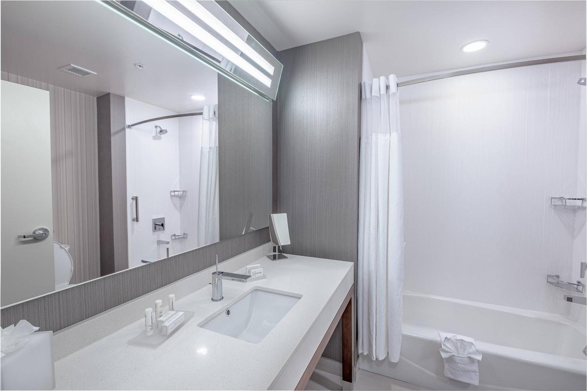 Courtyard by Marriott Toledo West photo 11