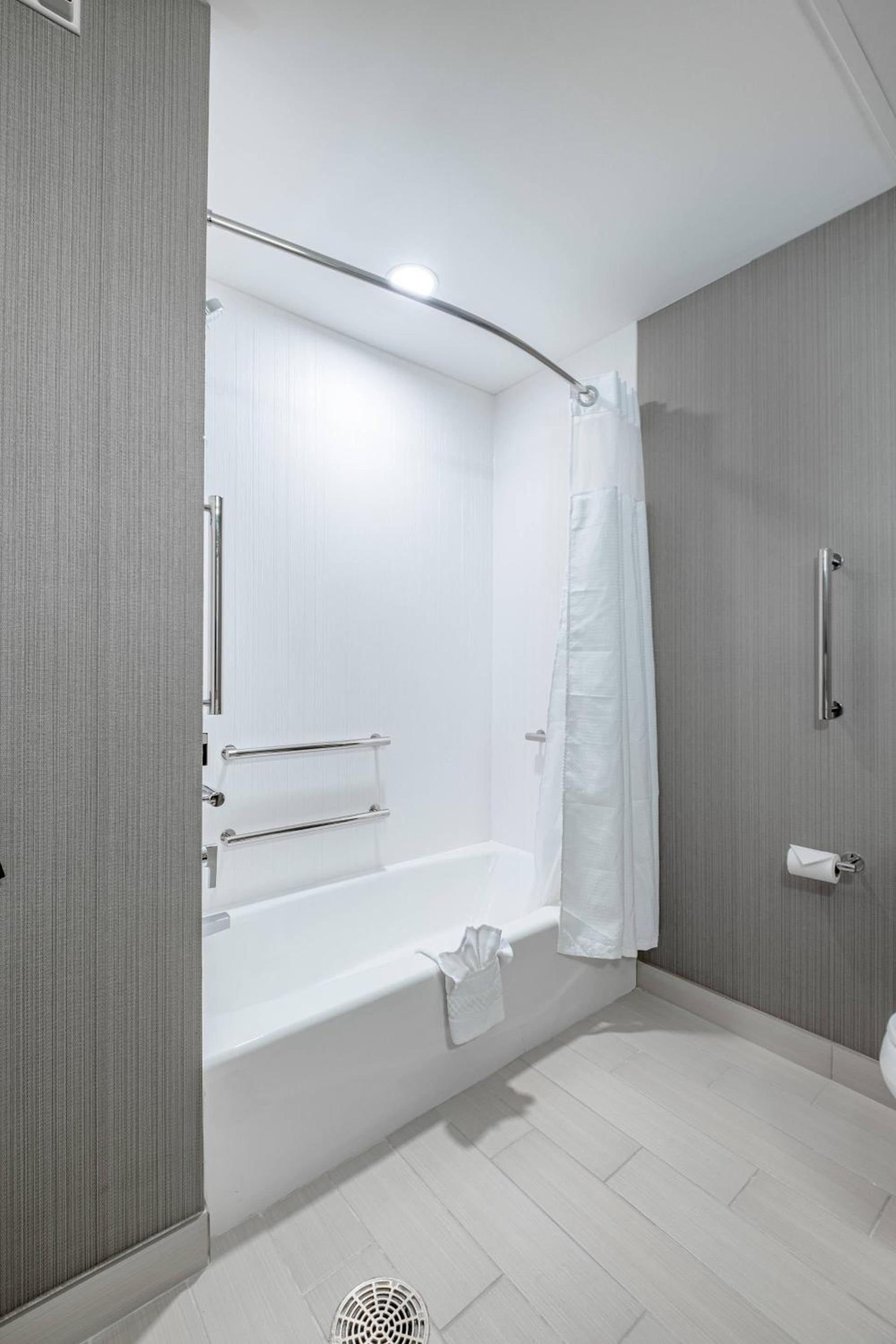Courtyard by Marriott Toledo West photo 12