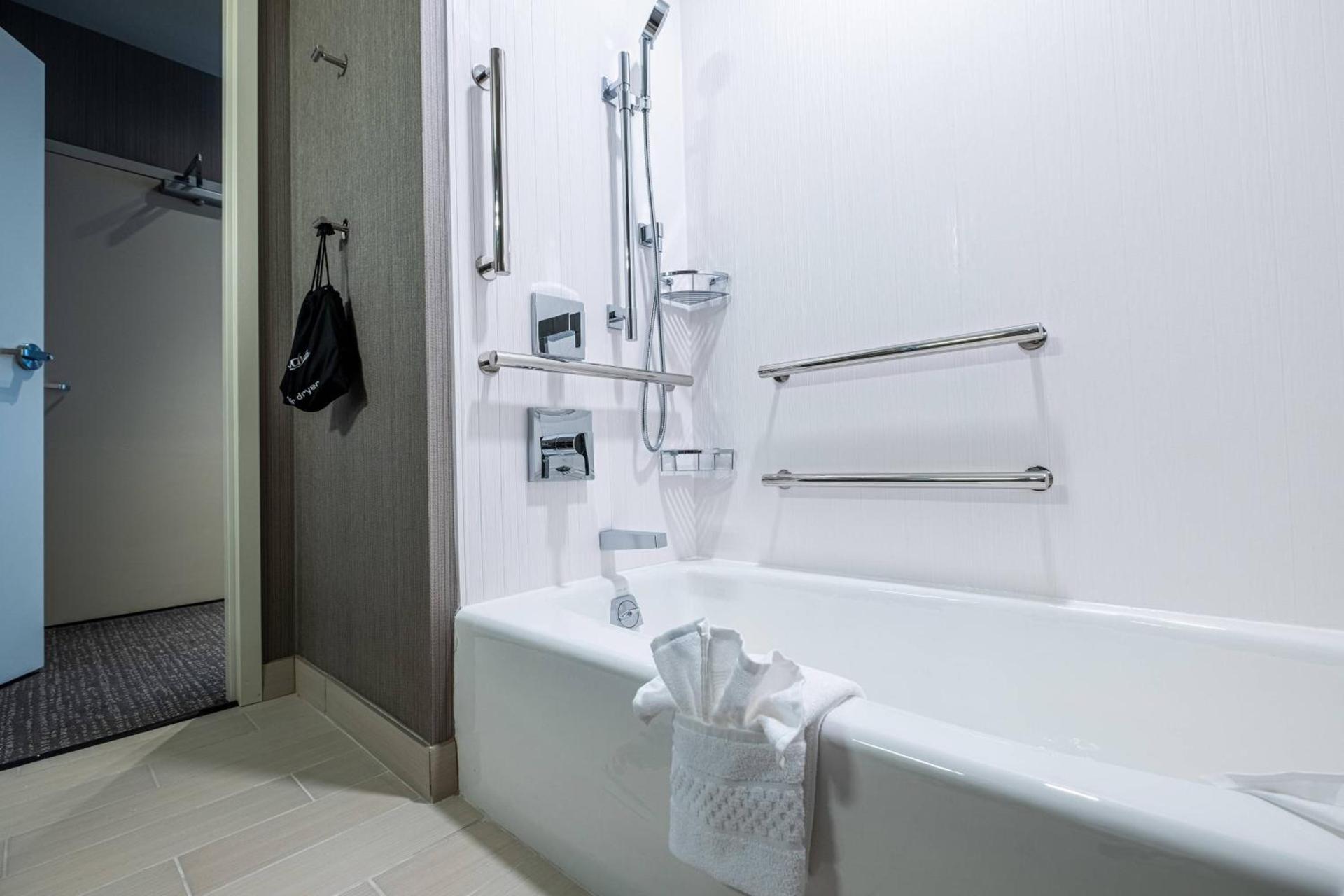Courtyard by Marriott Toledo West photo 13