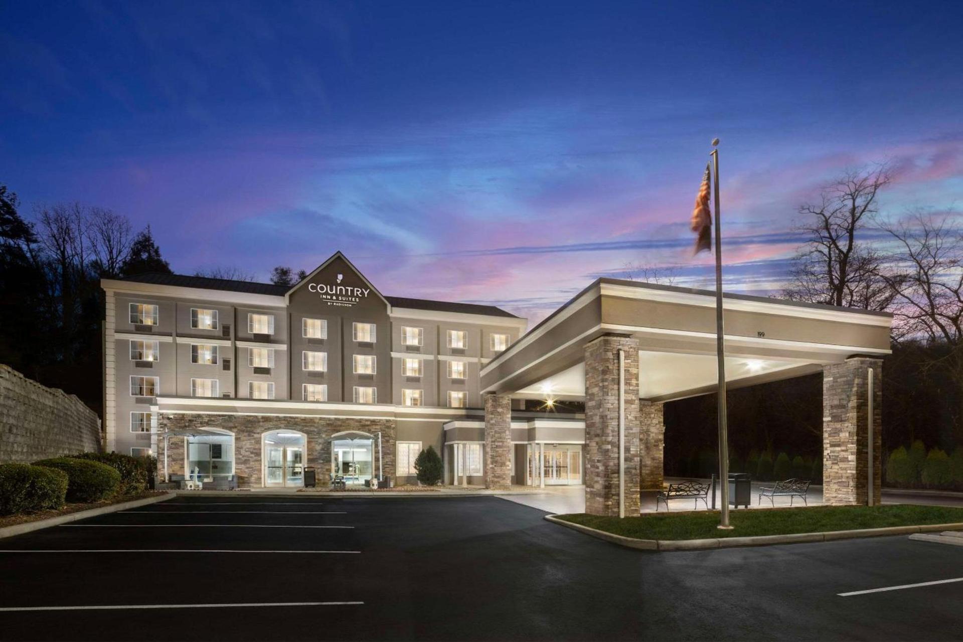 La Quinta Inn & Suites by Wyndham Downtown Asheville photo 2