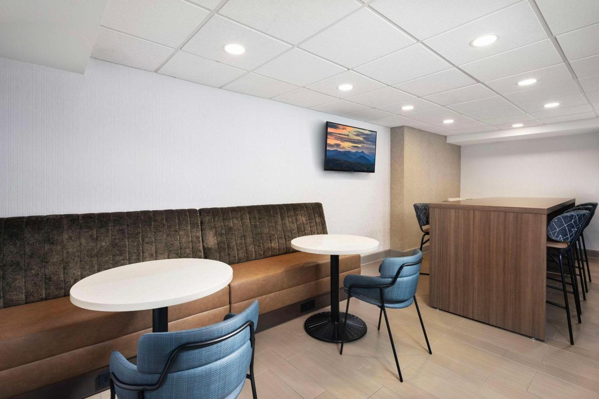 La Quinta Inn & Suites by Wyndham Downtown Asheville photo 8
