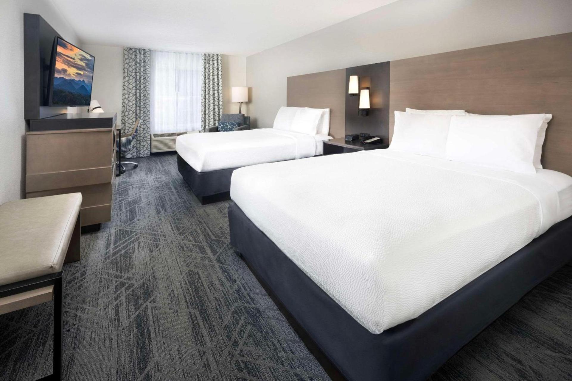 La Quinta Inn & Suites by Wyndham Downtown Asheville photo 11