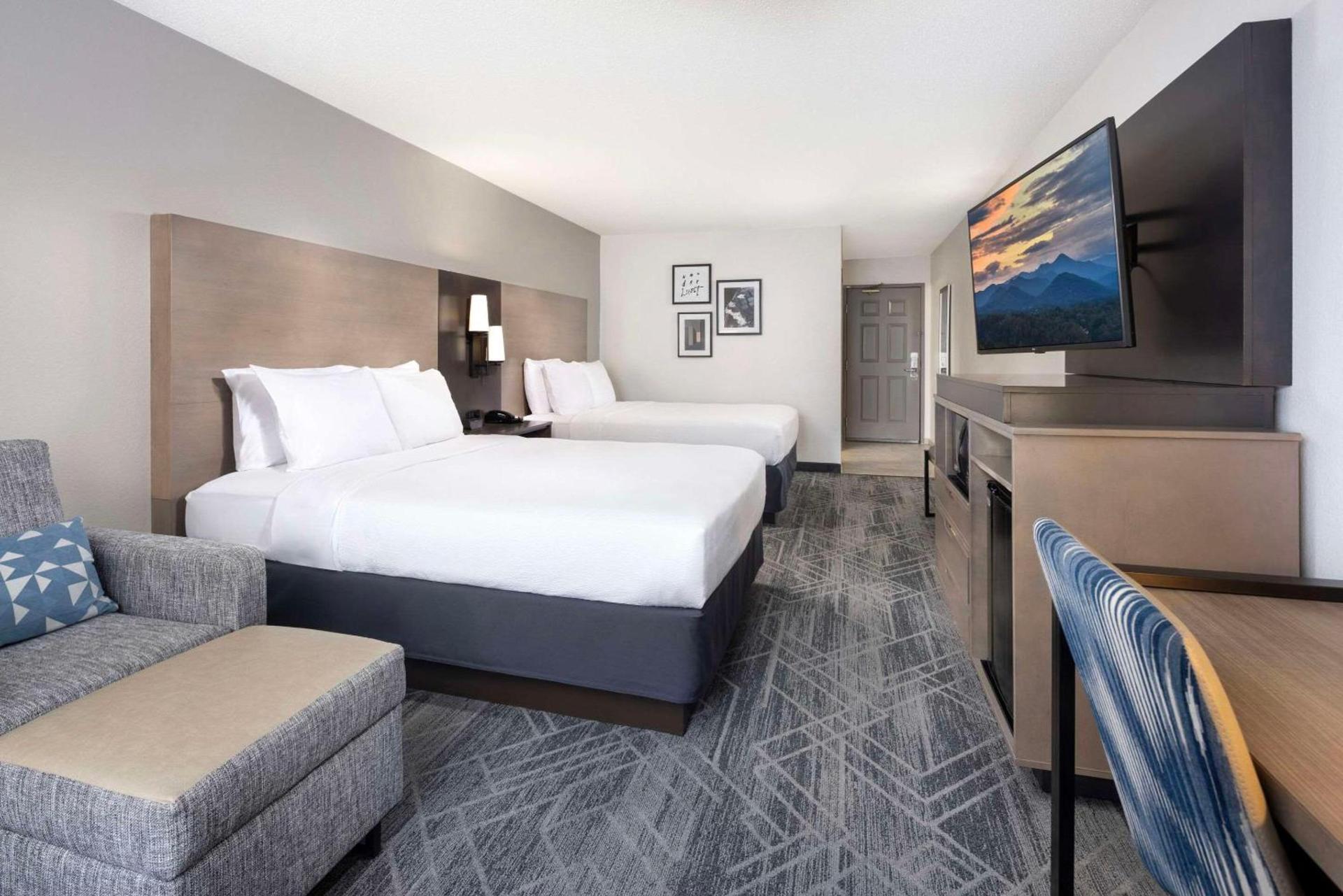 La Quinta Inn & Suites by Wyndham Downtown Asheville photo 10