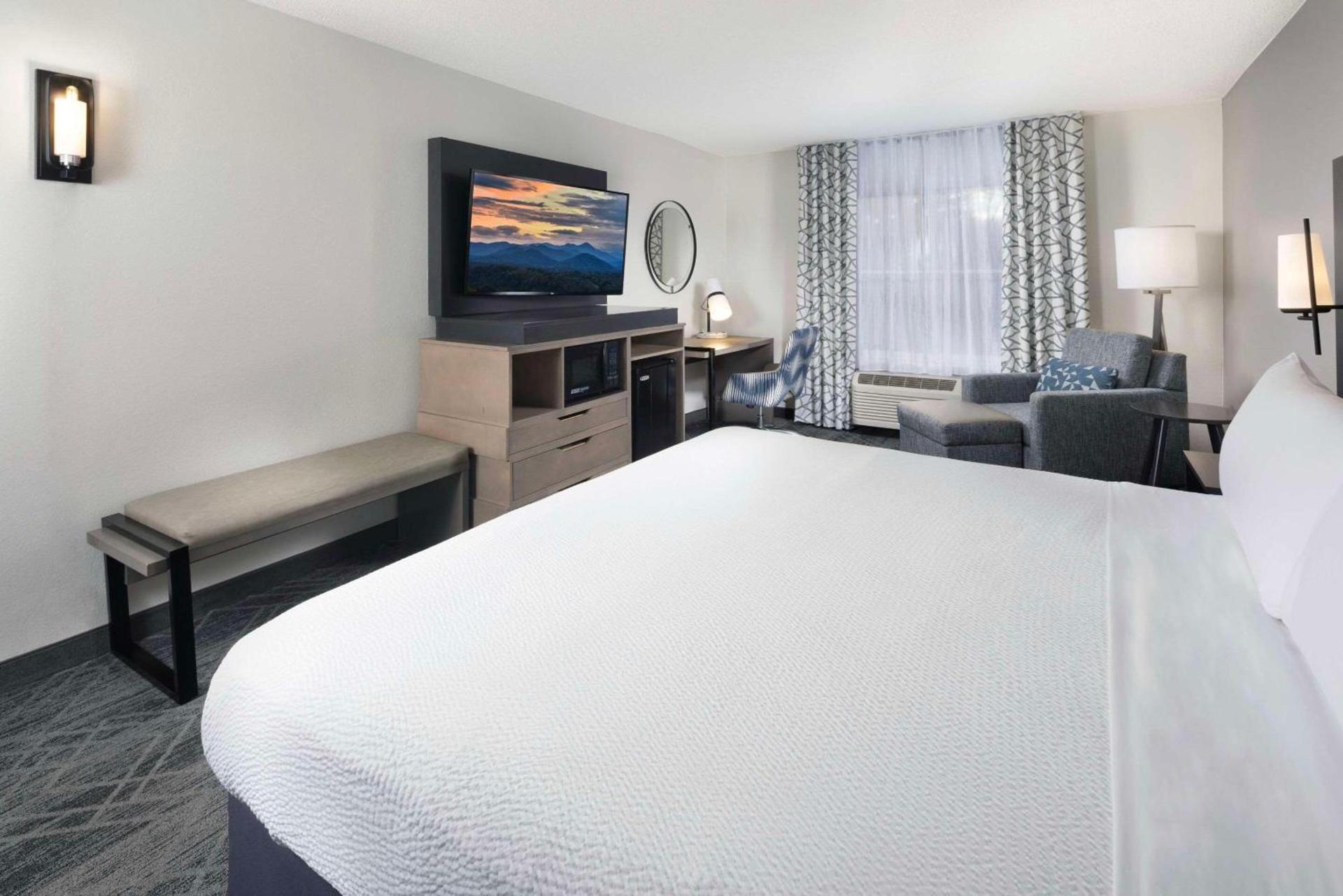 La Quinta Inn & Suites by Wyndham Downtown Asheville photo 12