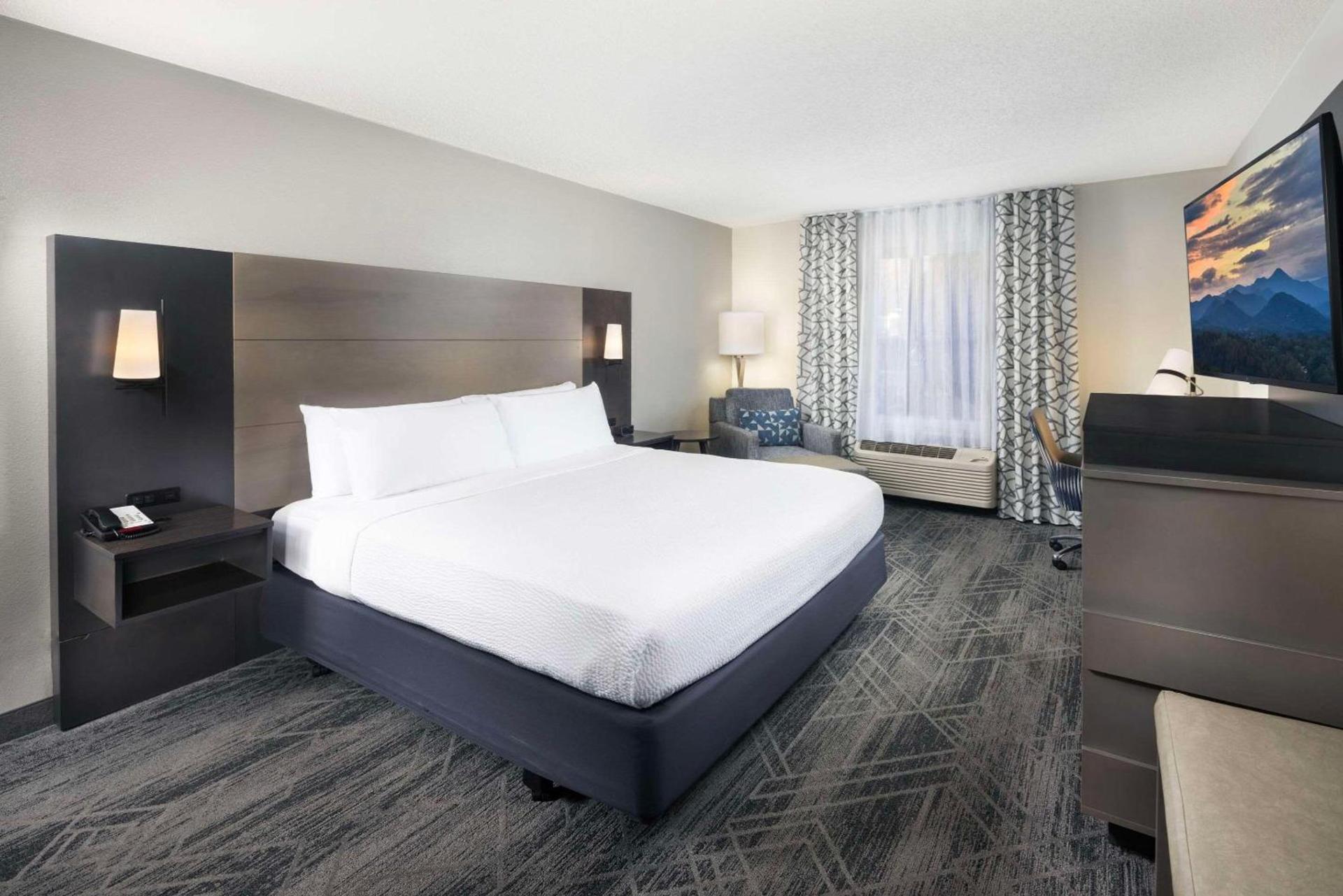 La Quinta Inn & Suites by Wyndham Downtown Asheville photo 14