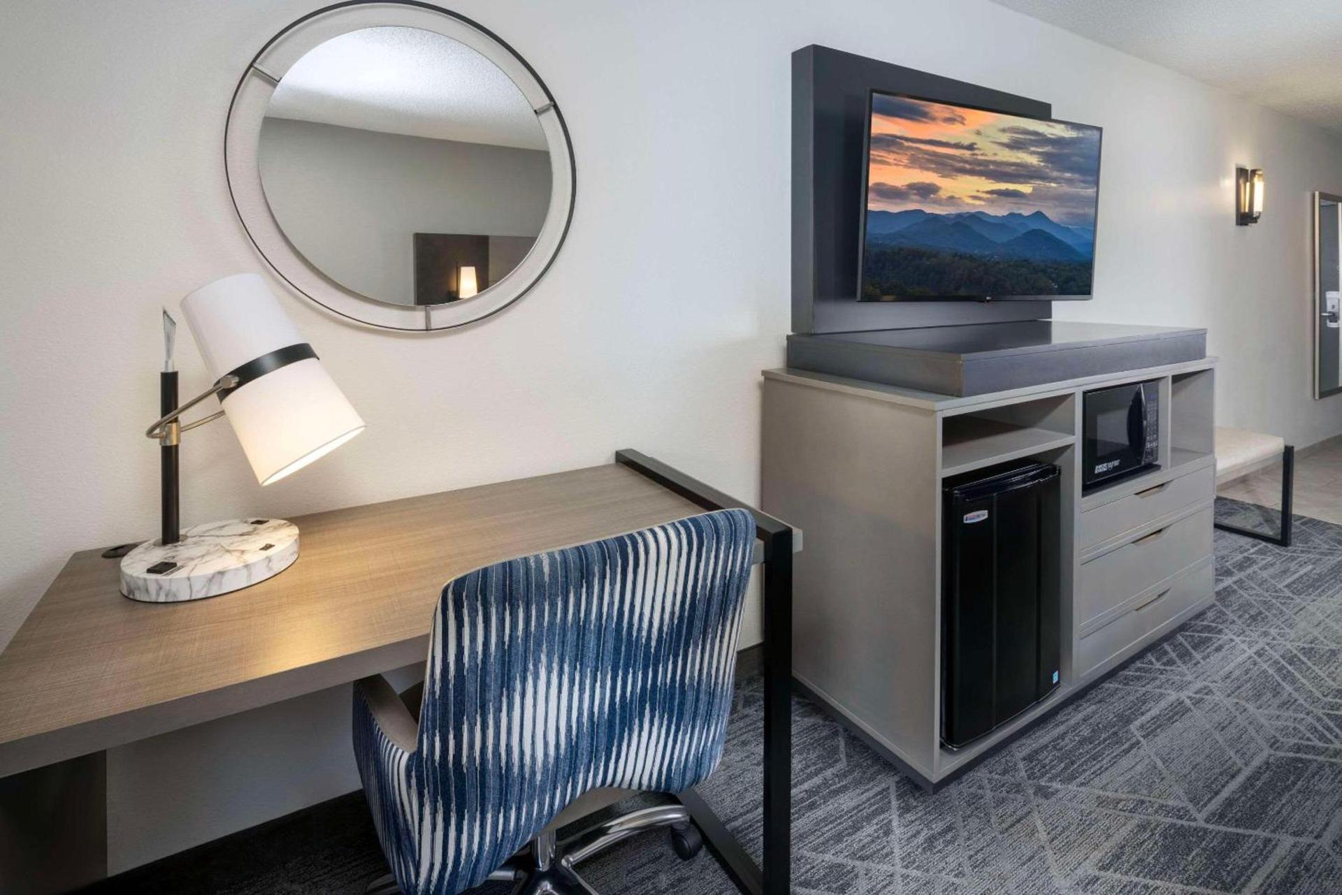 La Quinta Inn & Suites by Wyndham Downtown Asheville photo 23
